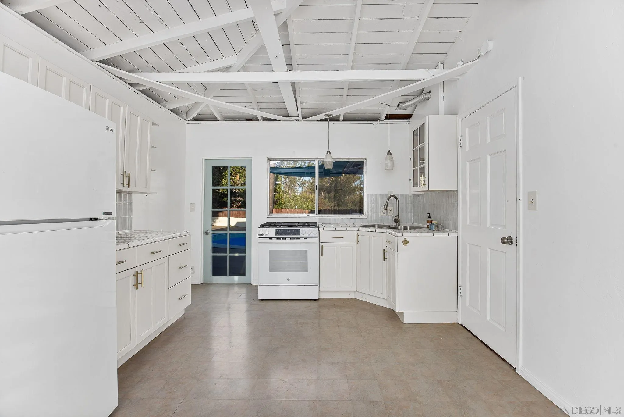 https://cdn.realtyfeed.com/cdn/127/260019306/2a08c9a54297364268879976392c549b.webp