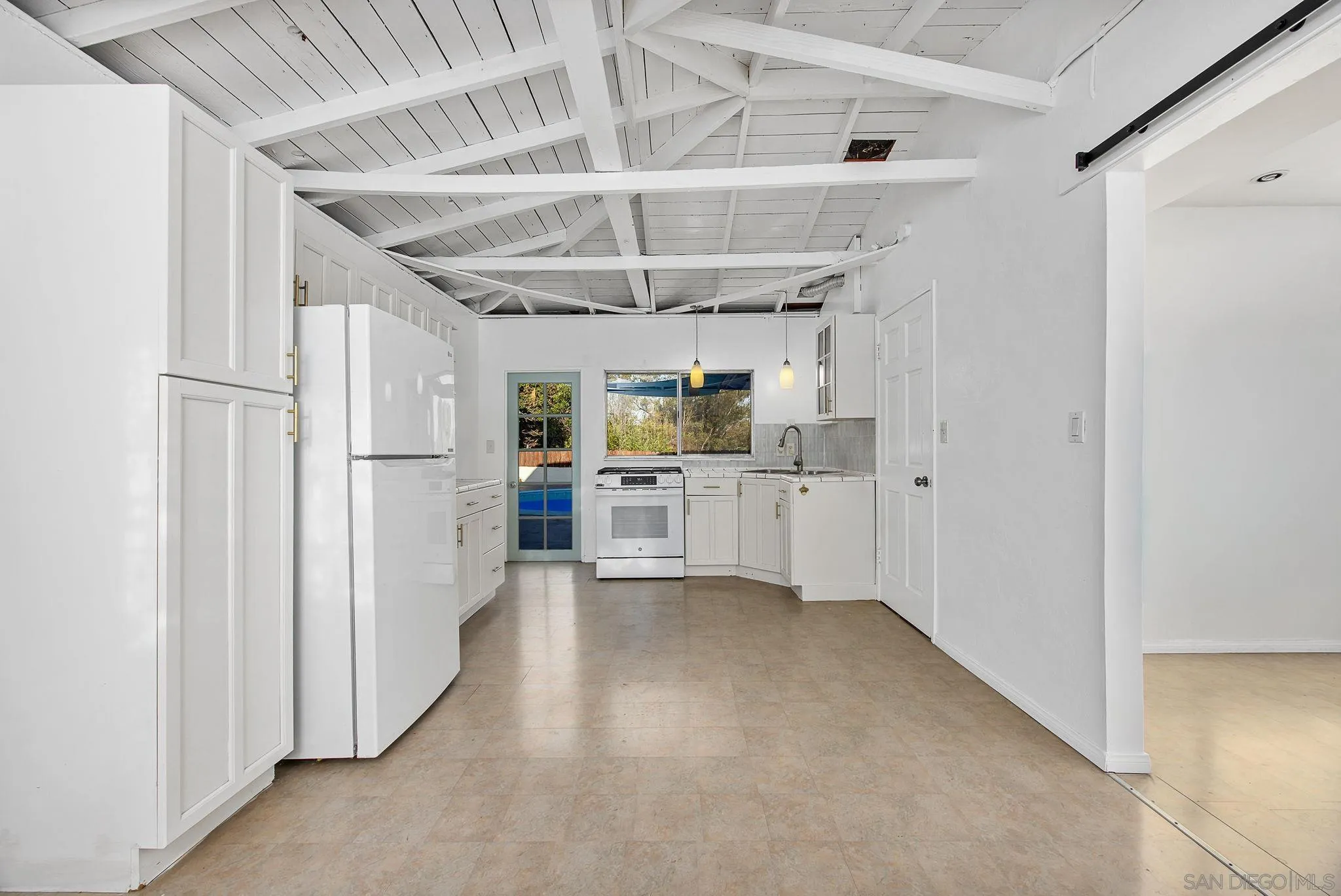 https://cdn.realtyfeed.com/cdn/127/260019306/3e844a013f8d218417f17bcef65ac7e4.webp