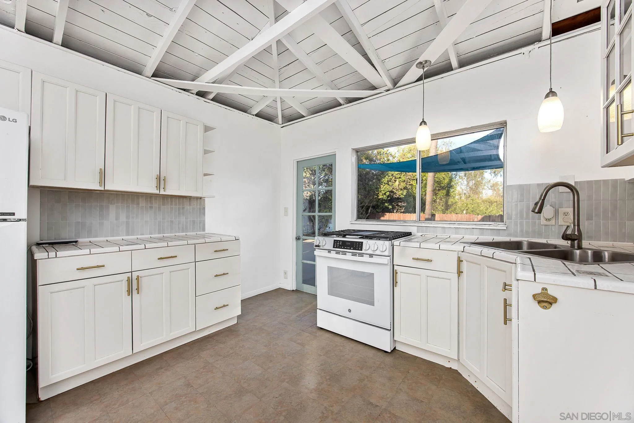 https://cdn.realtyfeed.com/cdn/127/260019306/bf4733afc20a102b7d902f651771b100.webp