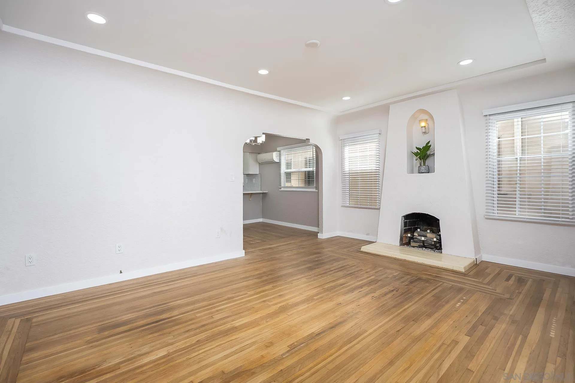 https://cdn.realtyfeed.com/cdn/127/260019316/22bf0b0f8523d1016ed021fcada616df.webp
