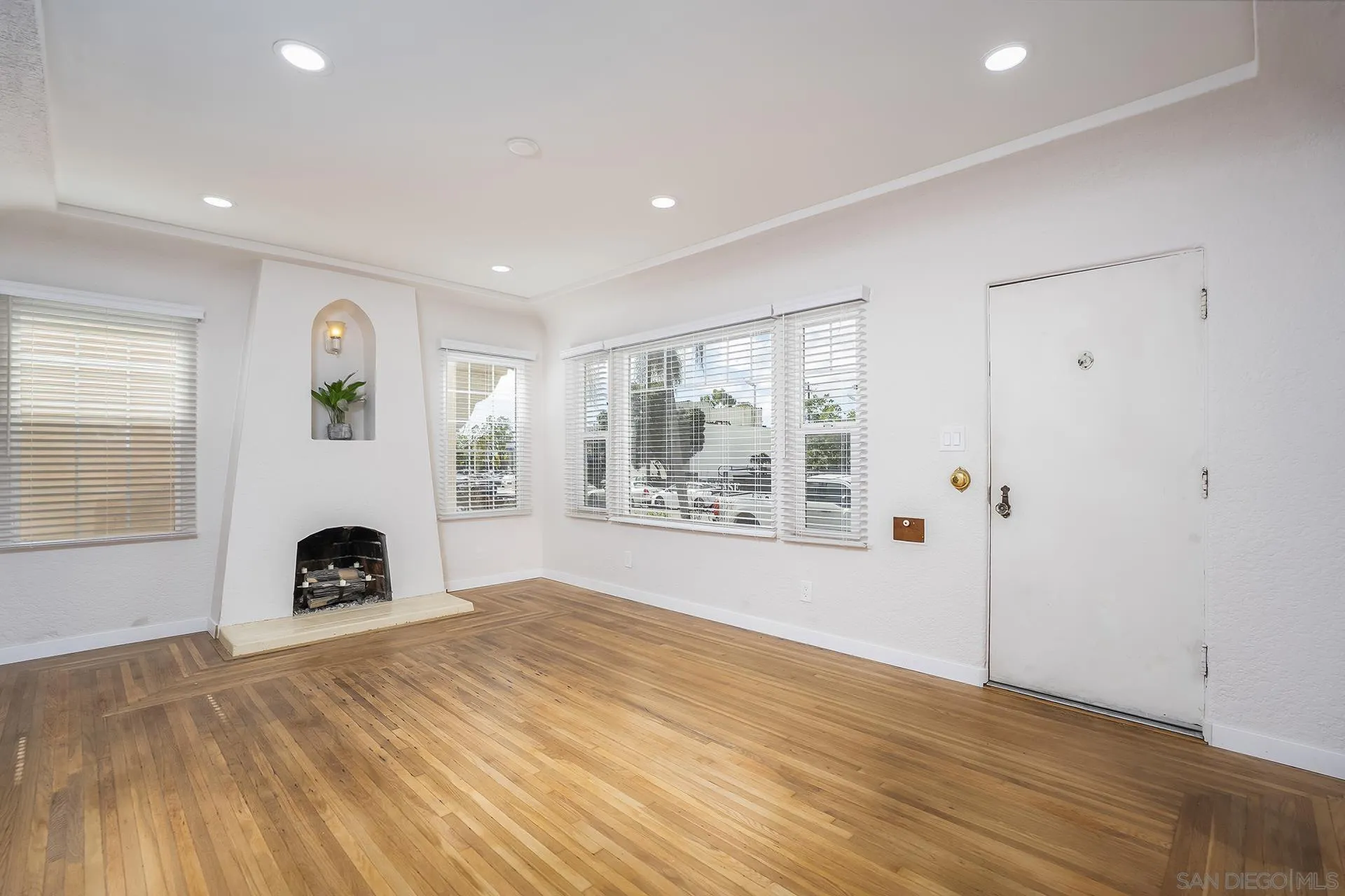 https://cdn.realtyfeed.com/cdn/127/260019316/9943df9e9ac3d4596c4b842fde6a8a0c.webp