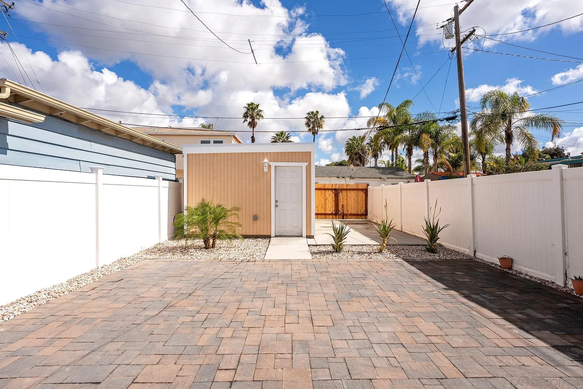 https://cdn.realtyfeed.com/cdn/127/260019316/c237170fa7506f4ad6a196b639d561eb.webp