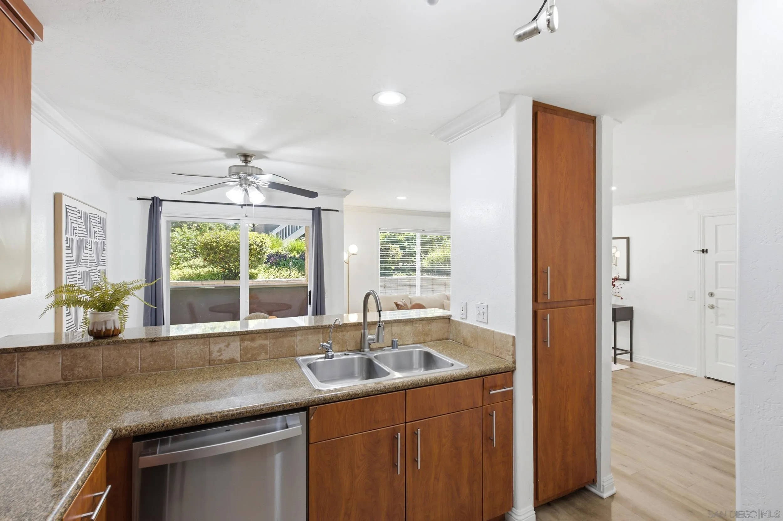 Photo #12: 260019323 Listing: Photo #12
