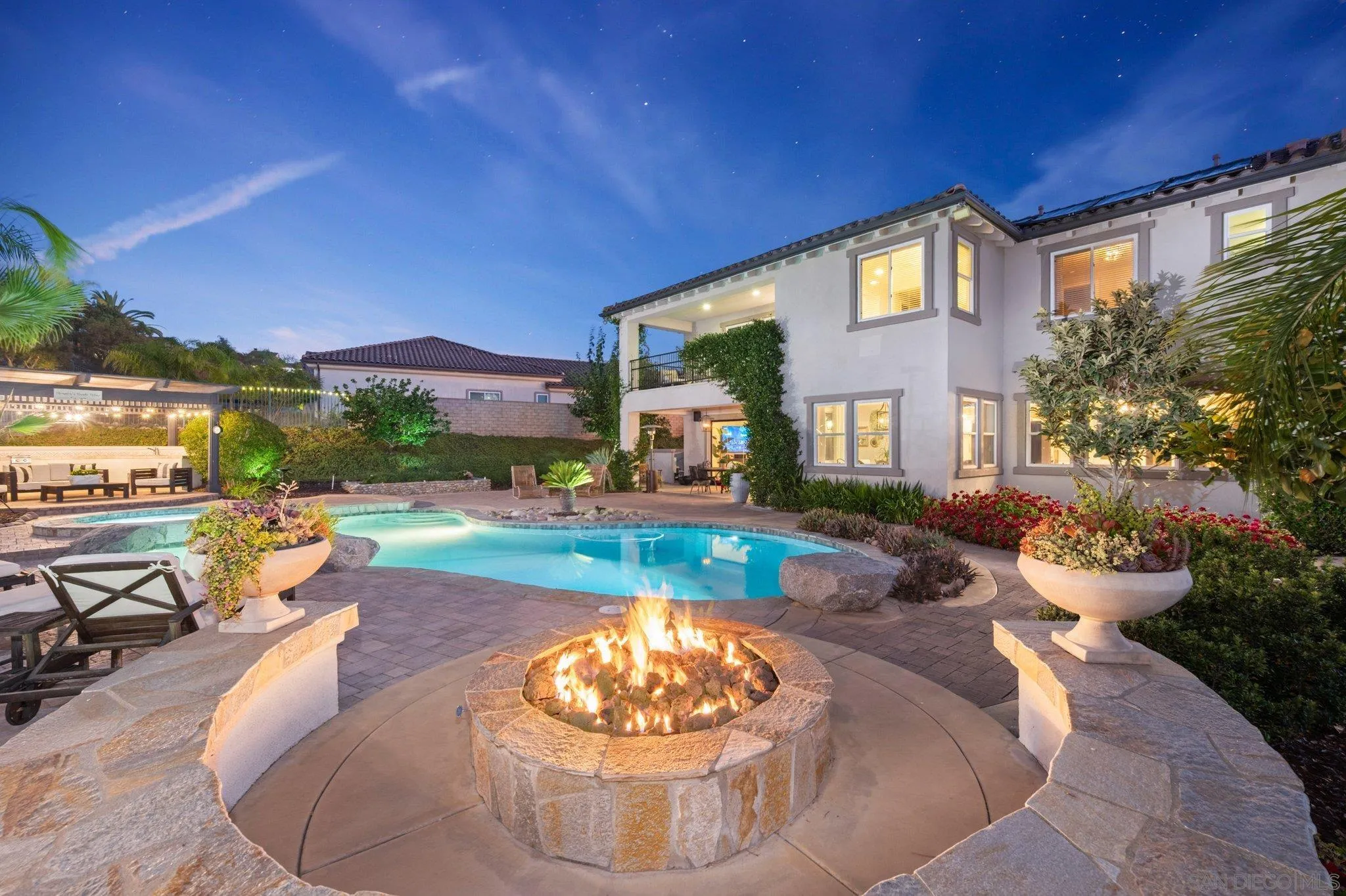 https://cdn.realtyfeed.com/cdn/127/260019325/794718c0e901e7ba359983a457f321bf.webp