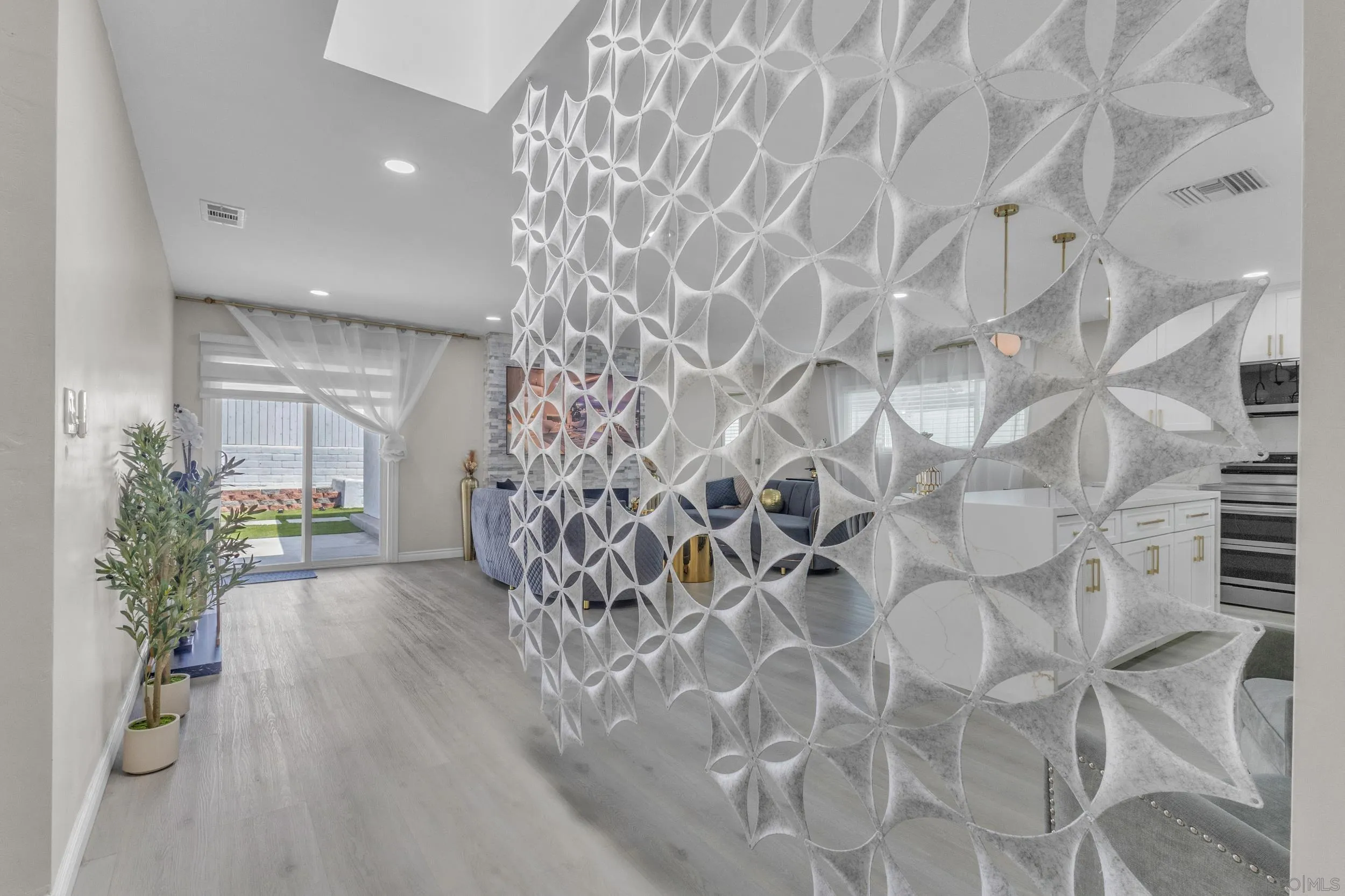 https://cdn.realtyfeed.com/cdn/127/260019337/873a4146537505f7355cc09427df8ecf.webp