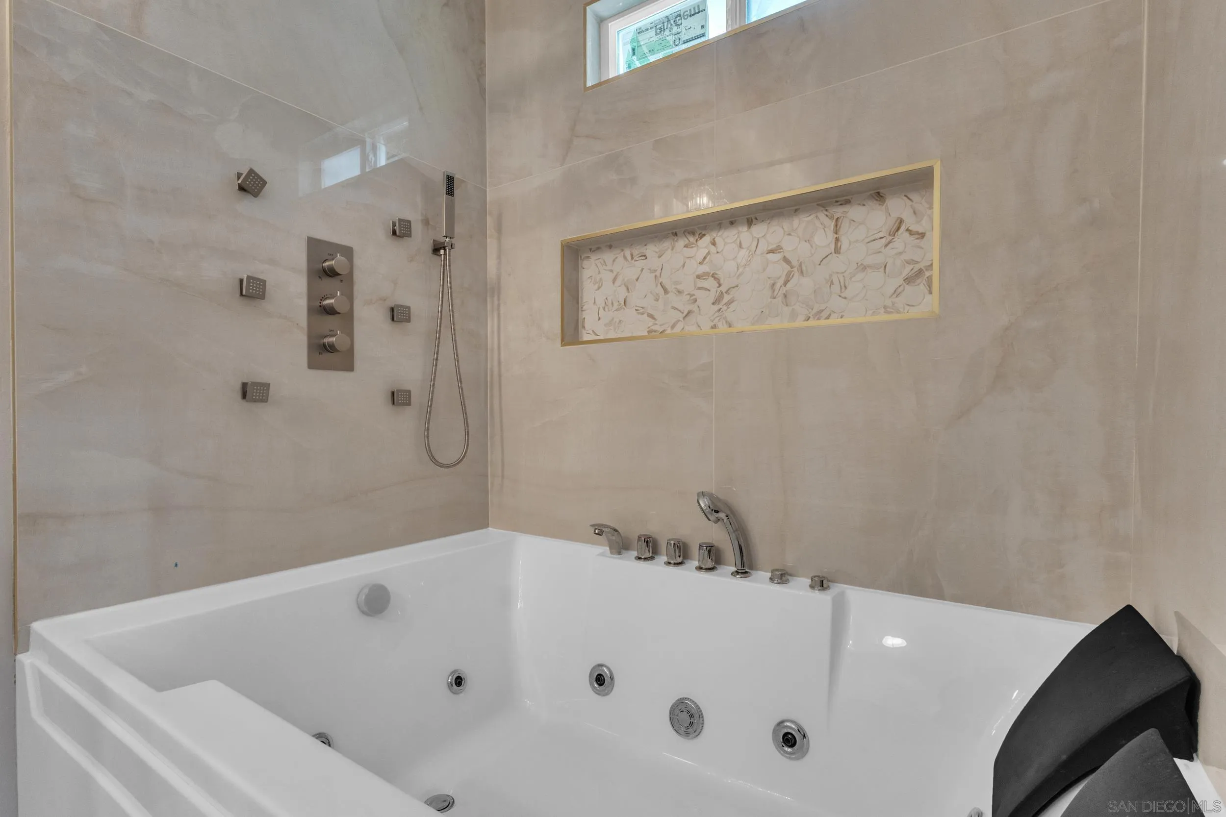https://cdn.realtyfeed.com/cdn/127/260019337/deafc05f0fd79fc9b06a375157270b21.webp