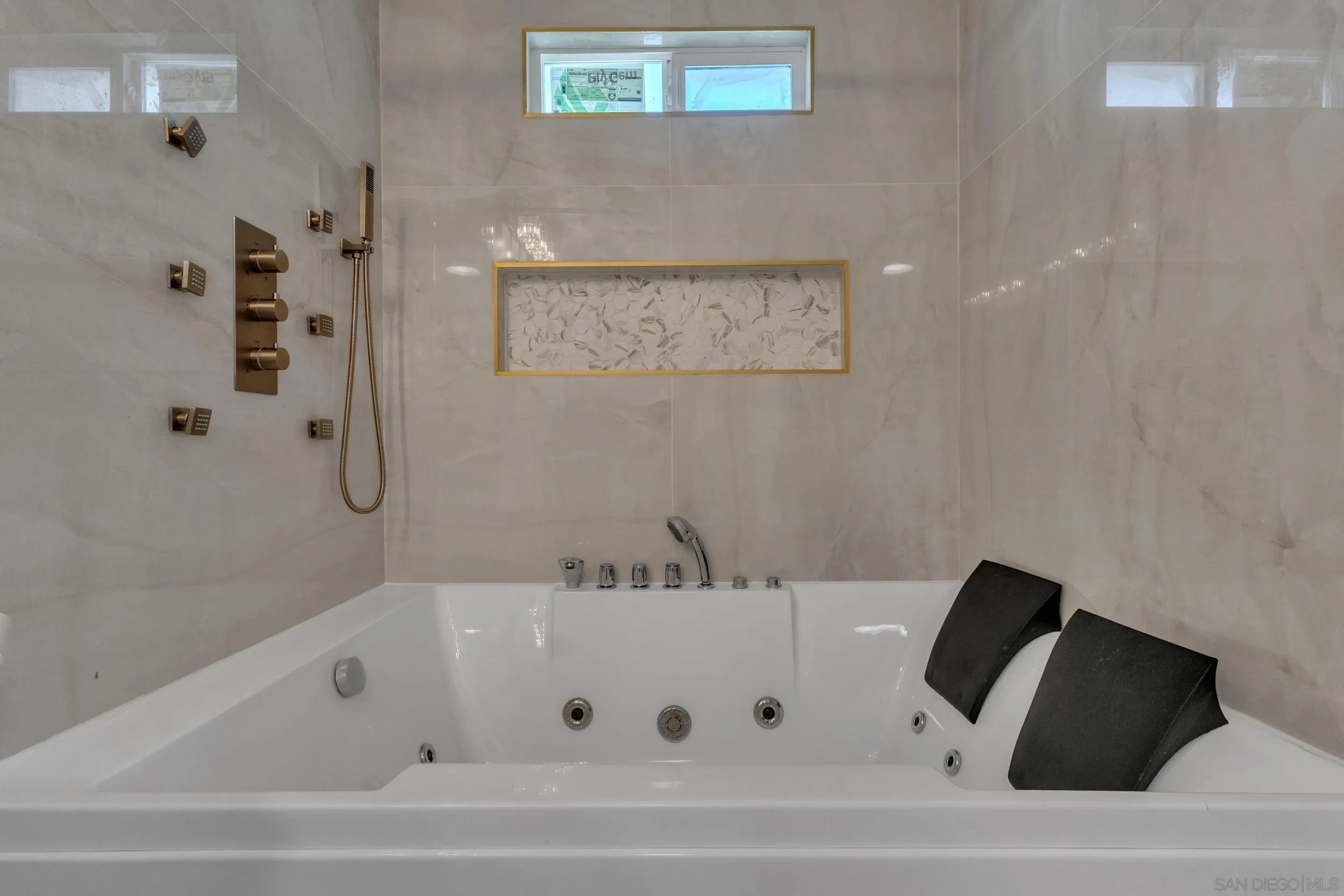 https://cdn.realtyfeed.com/cdn/127/260019337/fa2e47e3bf404e3b88b6bef4c285e4c4.webp