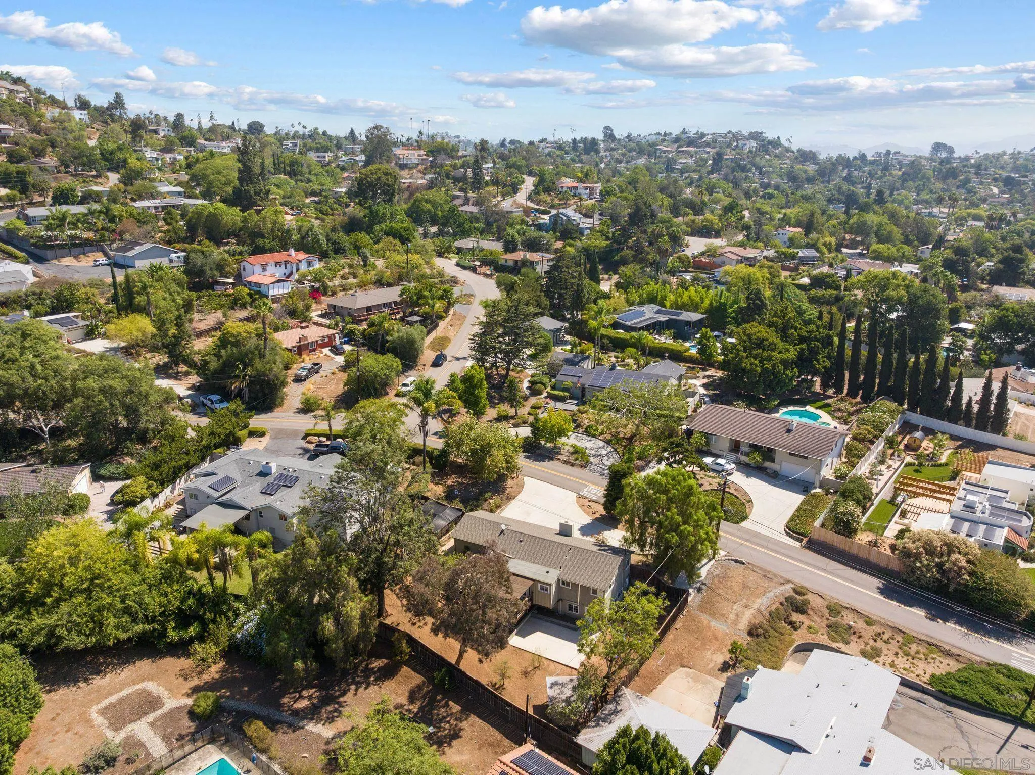 https://cdn.realtyfeed.com/cdn/127/260019351/84a6ca82f4bc08449c328773db025fc2.webp