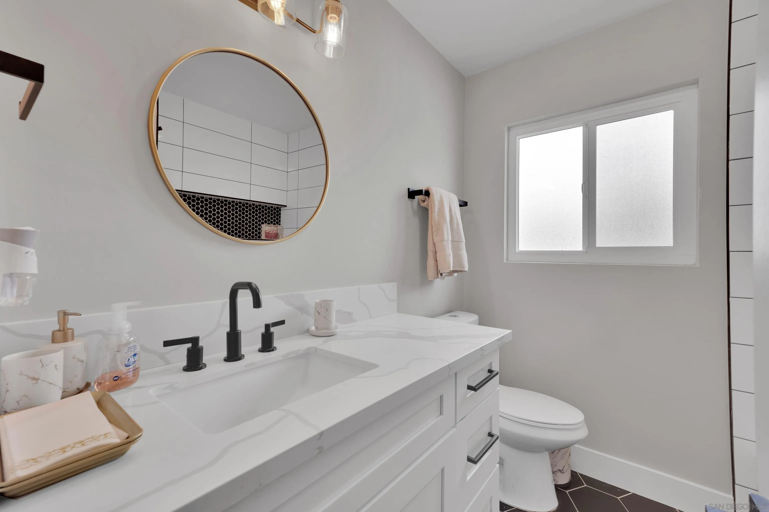 https://cdn.realtyfeed.com/cdn/127/260019359/8c92b9aad463130349cc7d4937bb63a1.webp