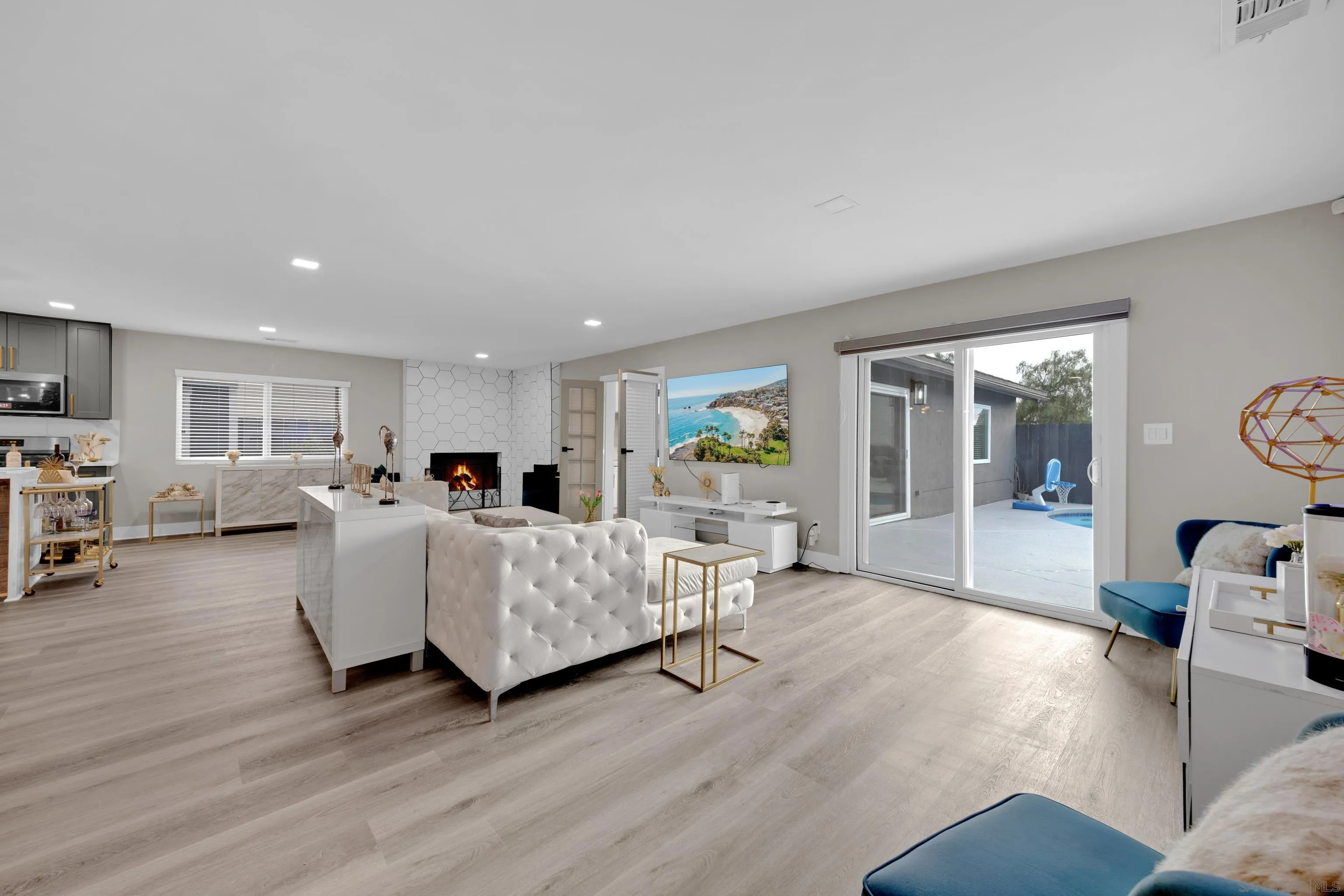https://cdn.realtyfeed.com/cdn/127/260019359/911fbbfb2762945af0f002bd537d561b.webp