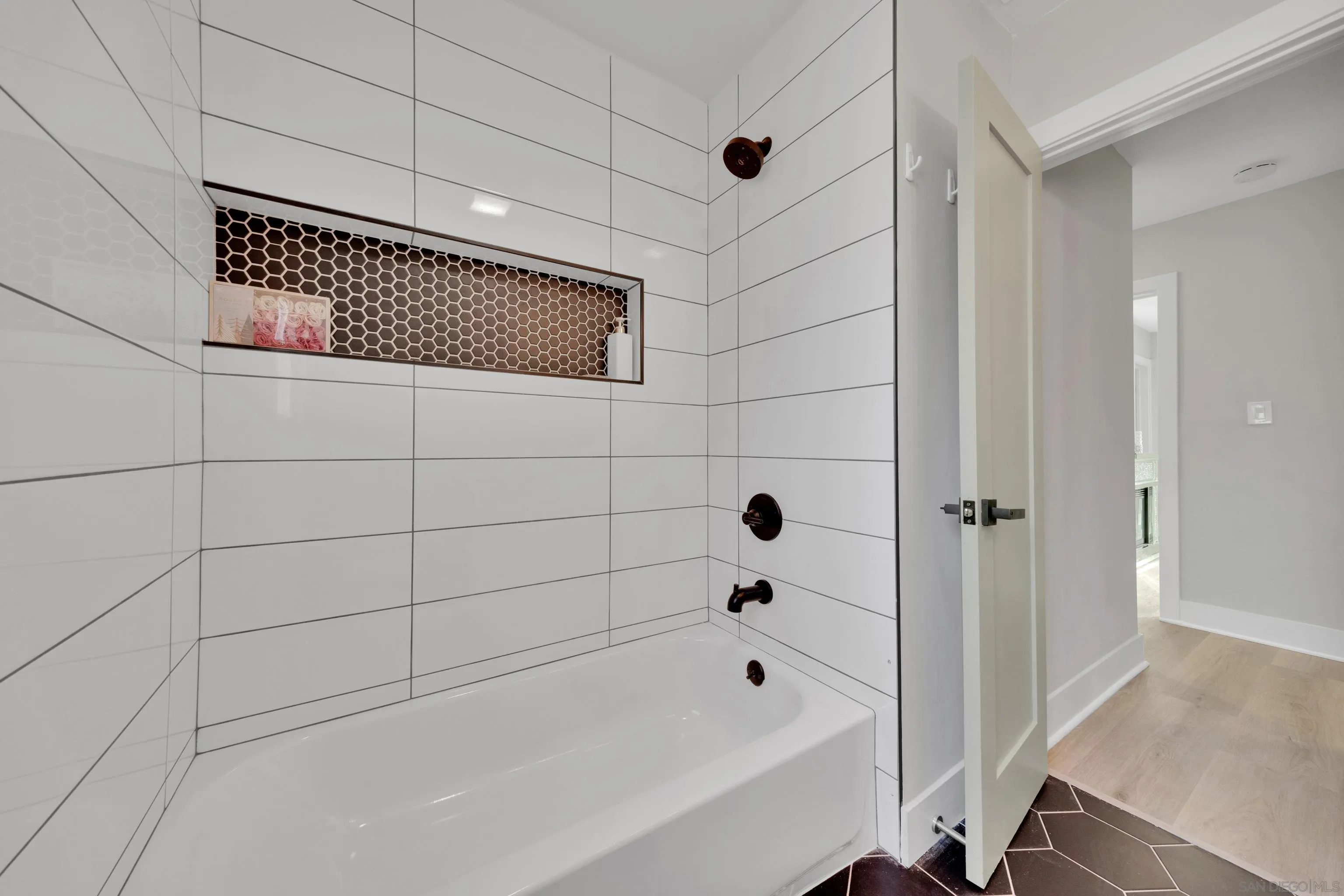 https://cdn.realtyfeed.com/cdn/127/260019359/df97f48d6b7d21b15aab8524c982466d.webp