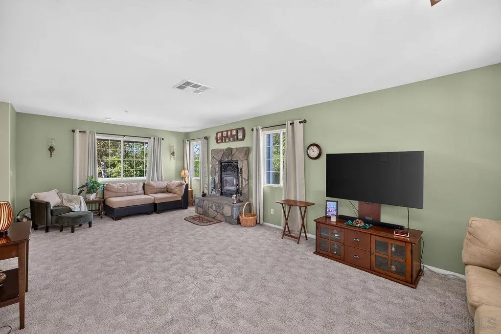 https://cdn.realtyfeed.com/cdn/127/260019363/c0e93a4cf8051b7a85576215b735bbc4.webp