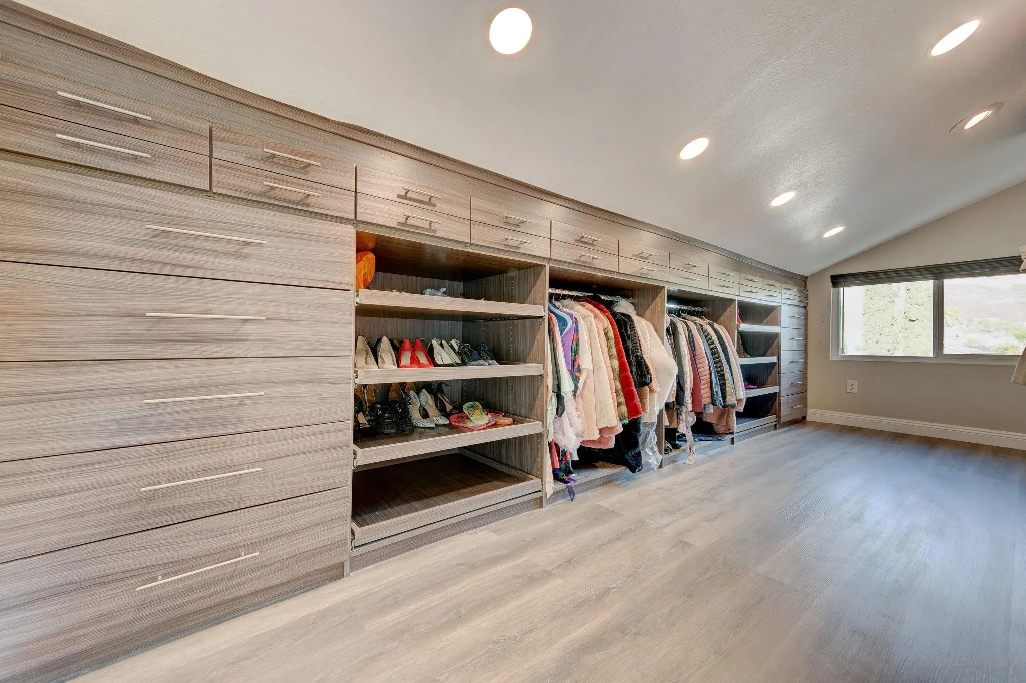 https://cdn.realtyfeed.com/cdn/127/260019365/76ecde42a6ab7f955f91bc5840ef8d29.webp