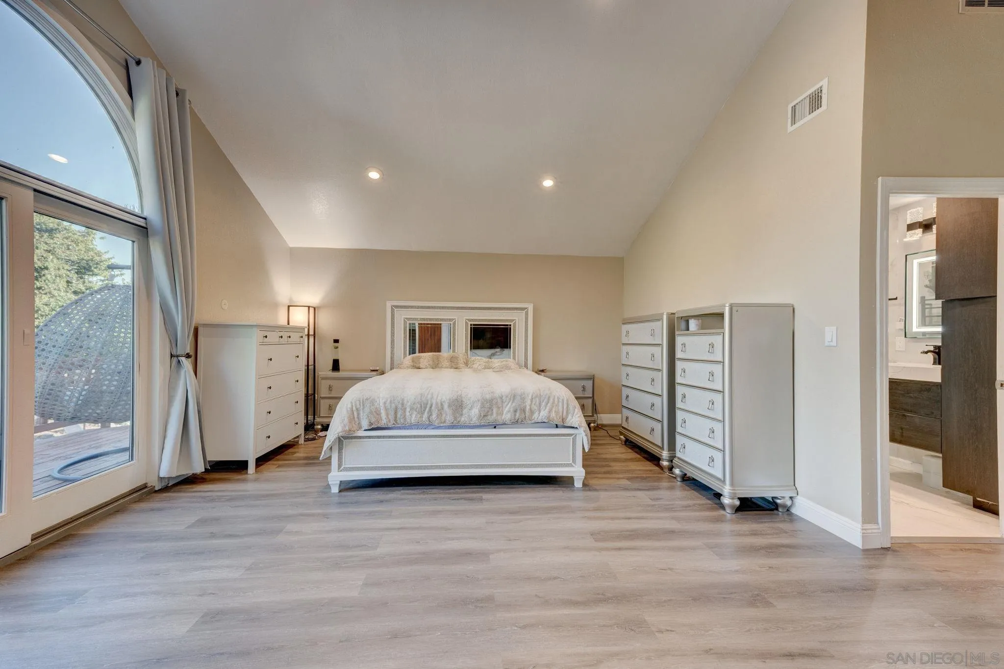 https://cdn.realtyfeed.com/cdn/127/260019365/89f25faa78a9527e62ffc260242e81f1.webp