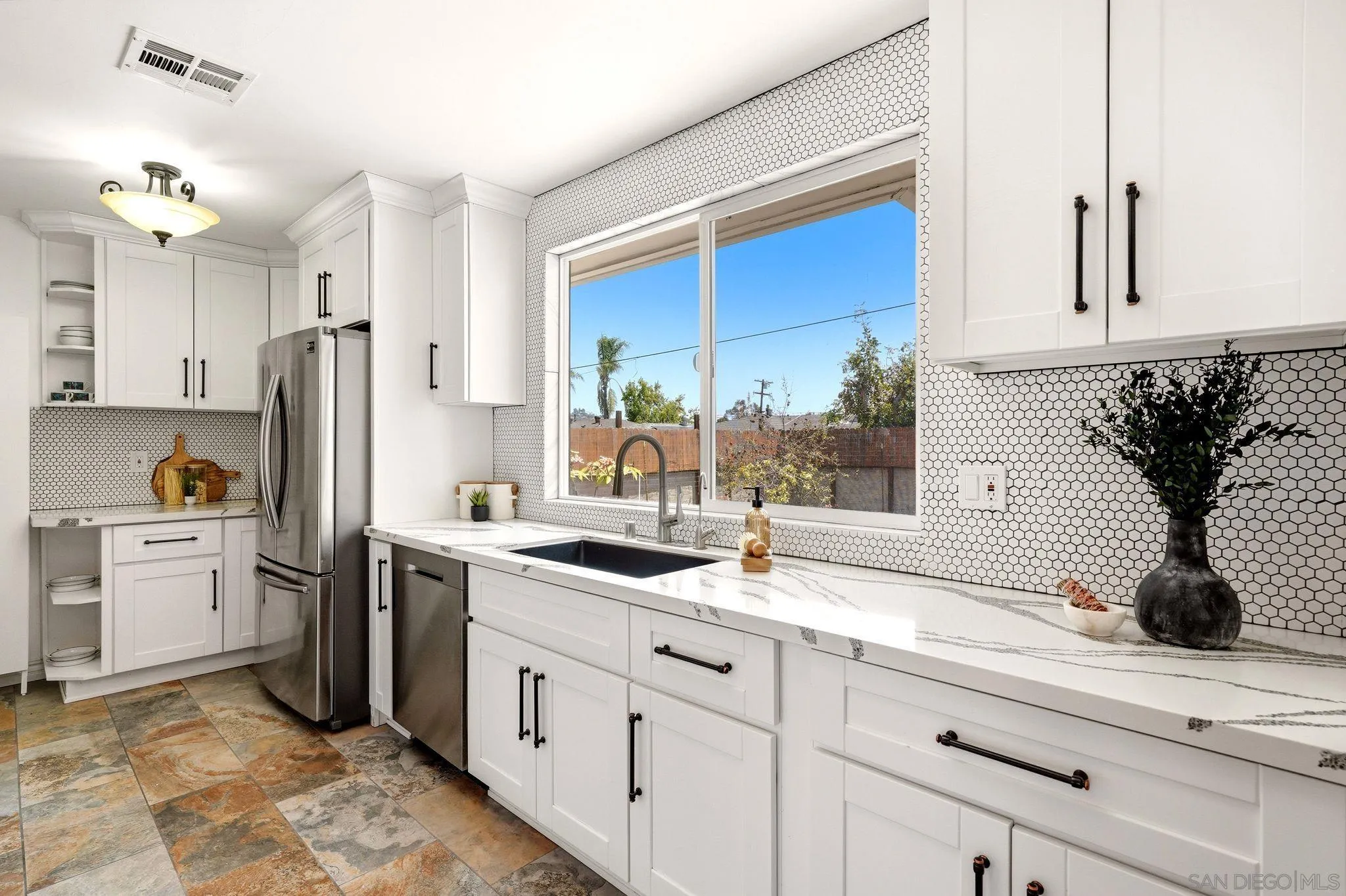 https://cdn.realtyfeed.com/cdn/127/260019366/19bccd872516c11b36bd30bbafd48068.webp