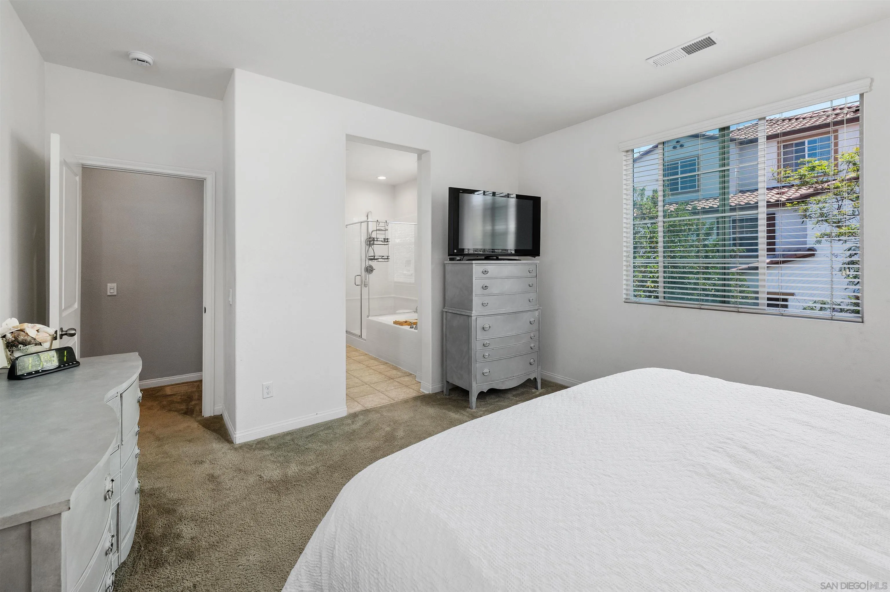 https://cdn.realtyfeed.com/cdn/127/260019378/db3347cb297f9f27da412261db2af949.webp