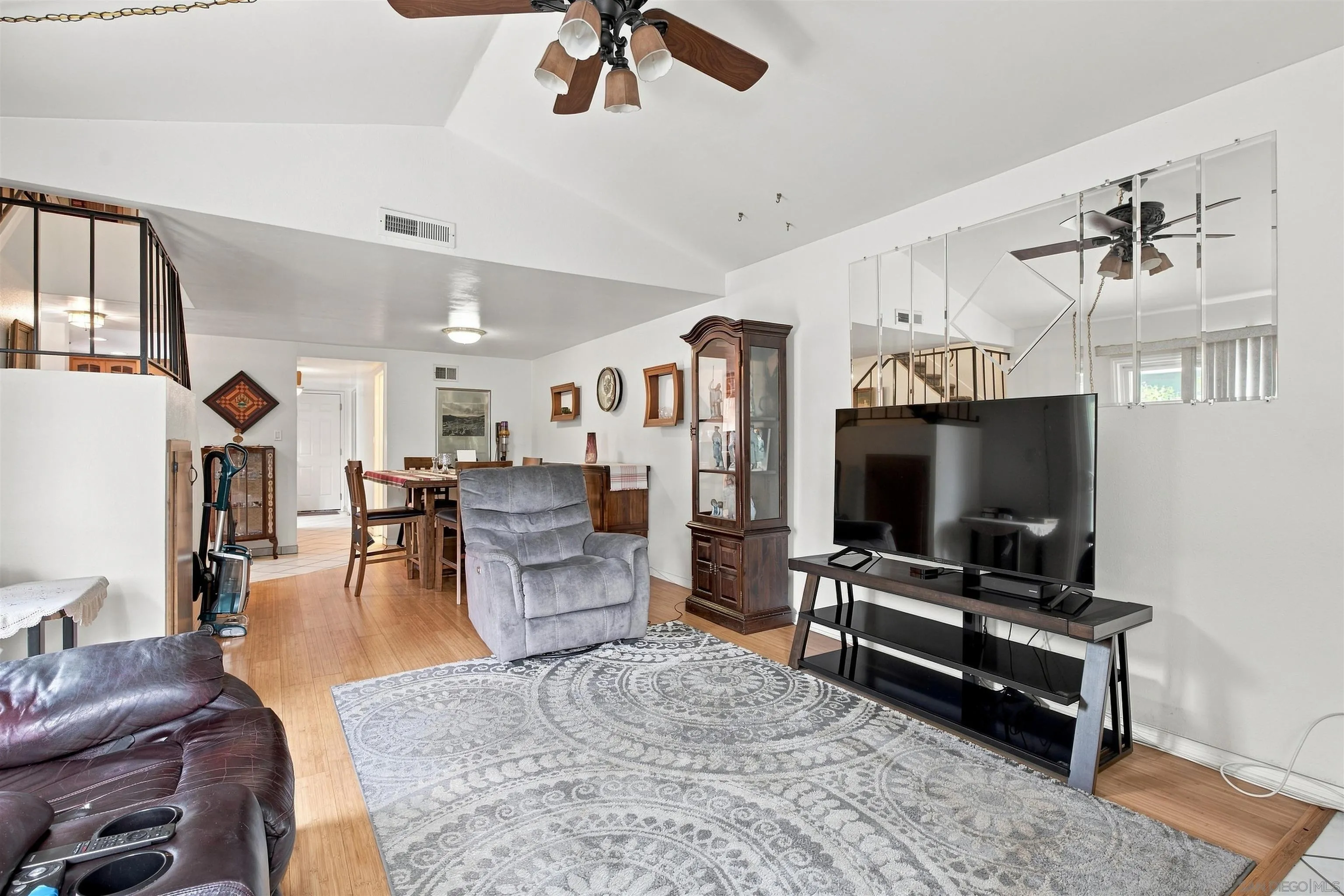 https://cdn.realtyfeed.com/cdn/127/260019379/a2dcbf6084265abcd1fe31de2850a39e.webp