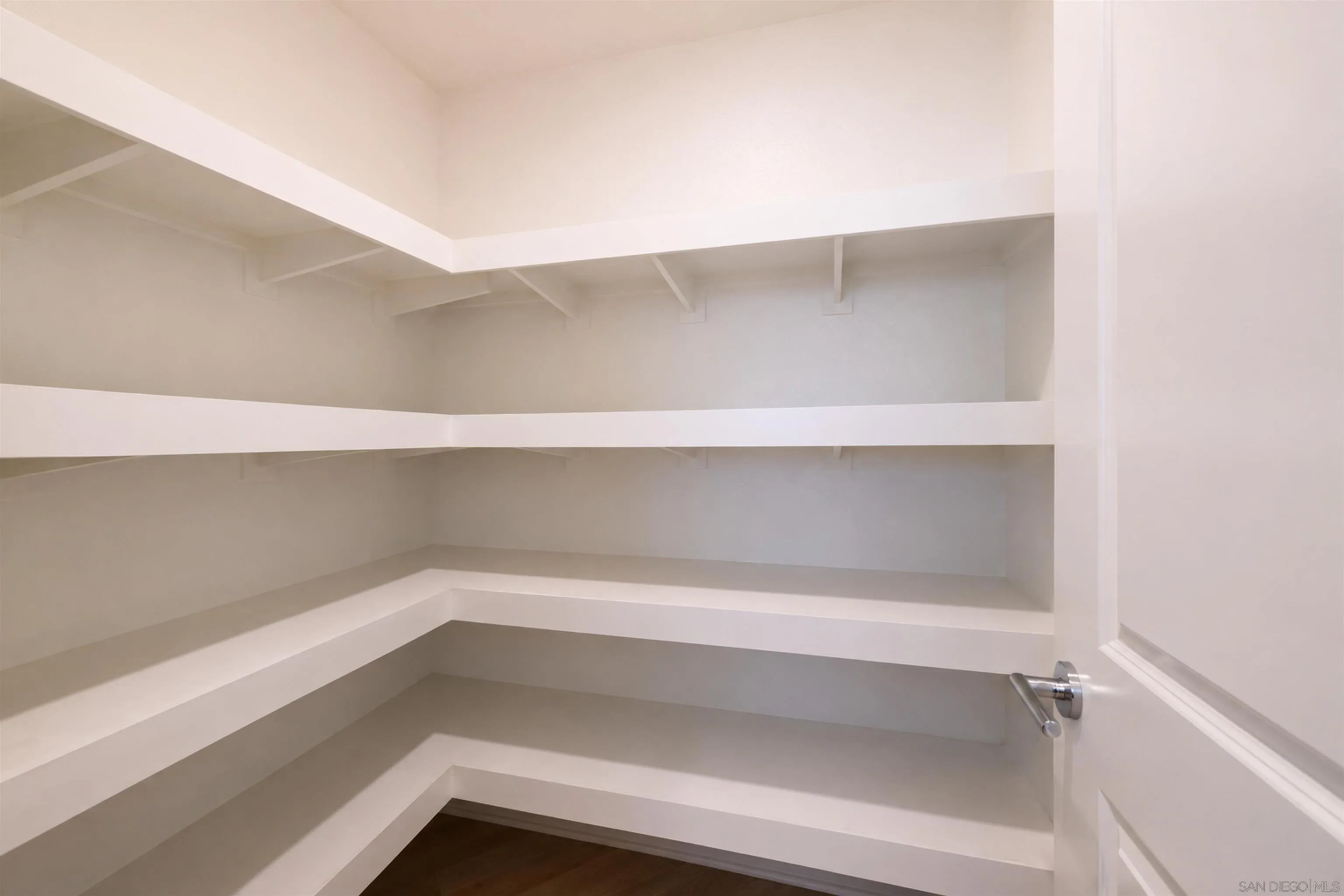 https://cdn.realtyfeed.com/cdn/127/260019380/1368ae108dbd82851ec0baaca4f2360f.webp