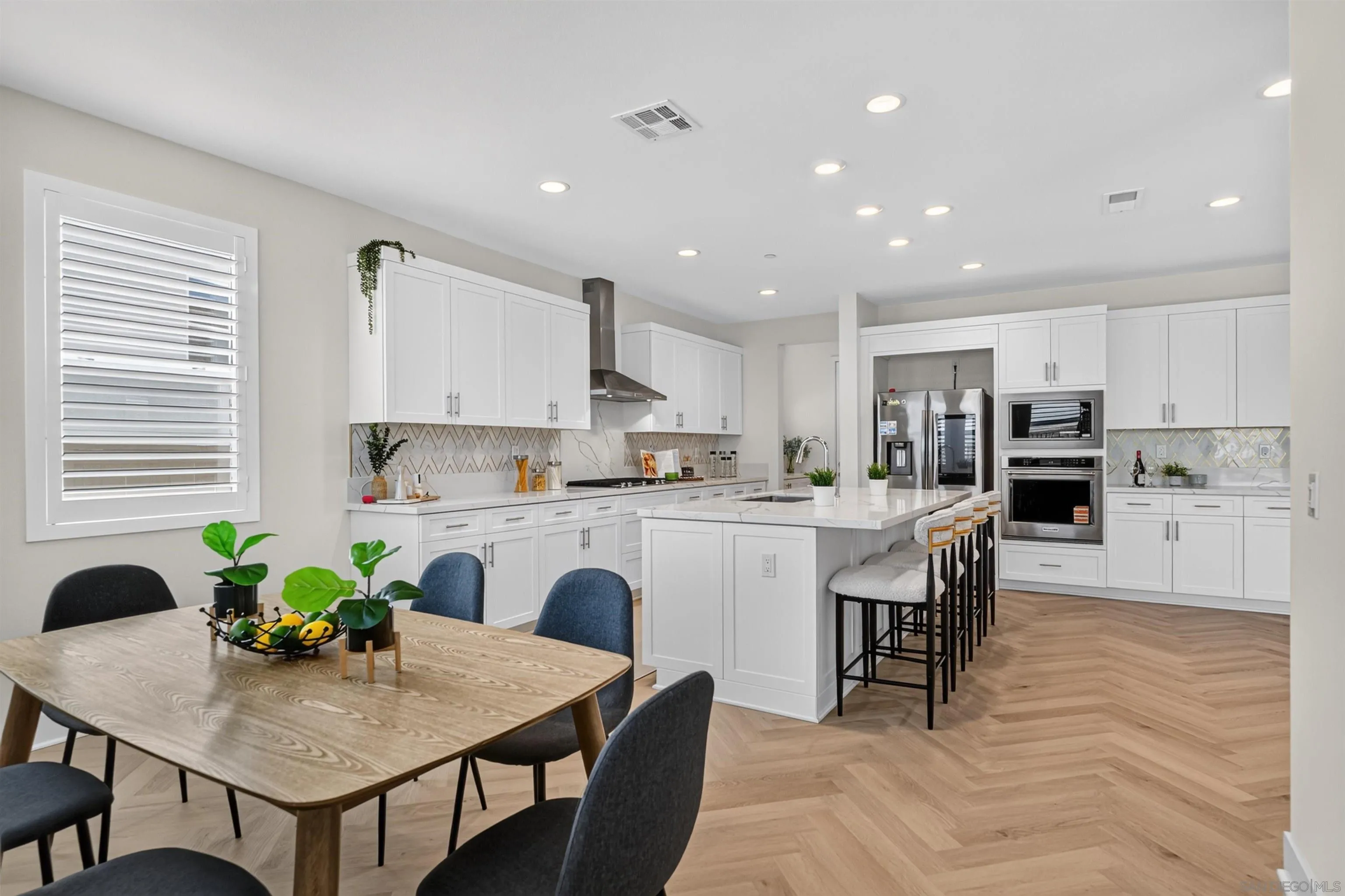 https://cdn.realtyfeed.com/cdn/127/260019380/8e2879595c25ee27b1bcc82b2b3c2db1.webp
