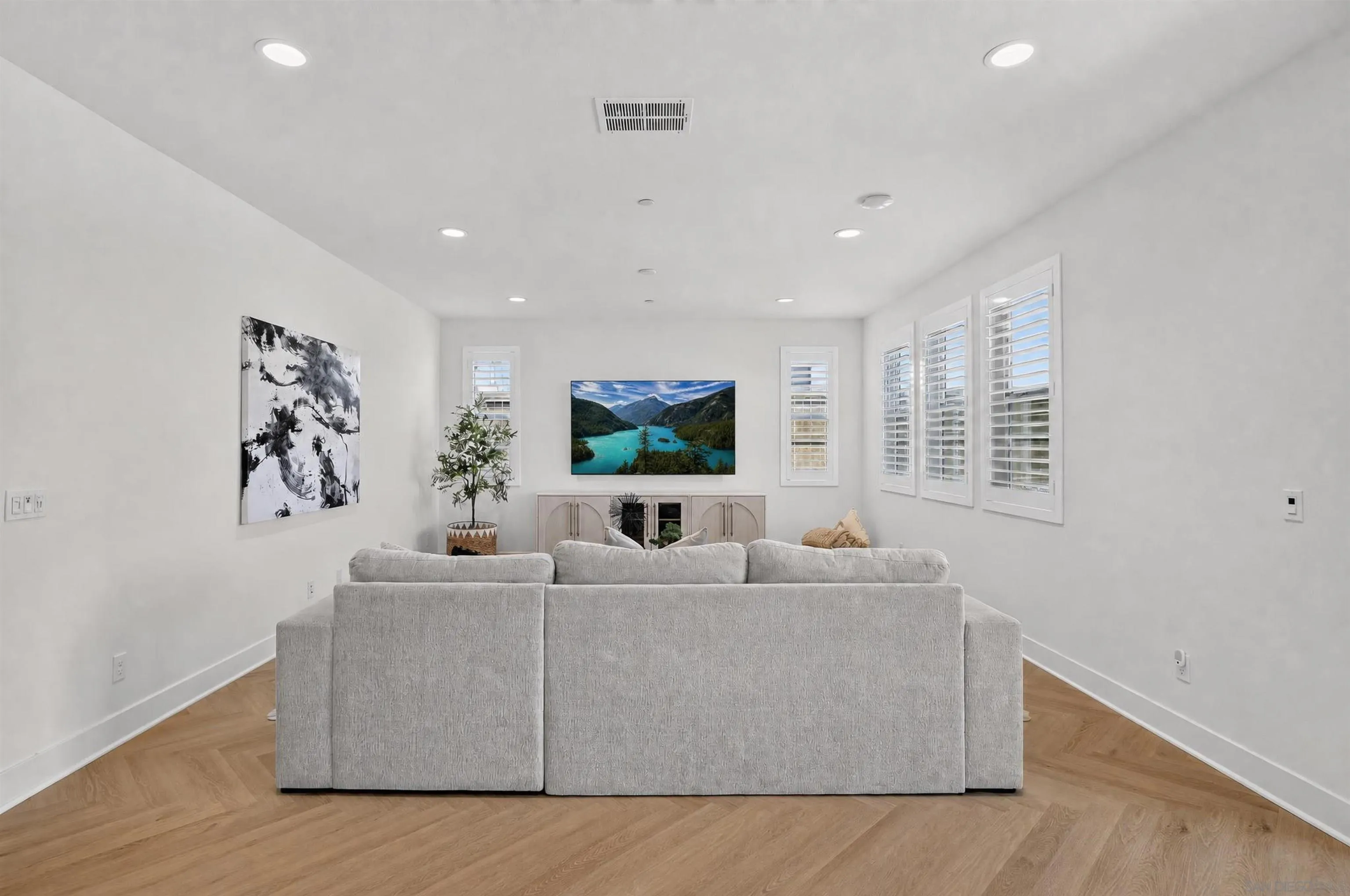 https://cdn.realtyfeed.com/cdn/127/260019380/ad98d1bcf48eabf116bfd7cd5ff0315e.webp