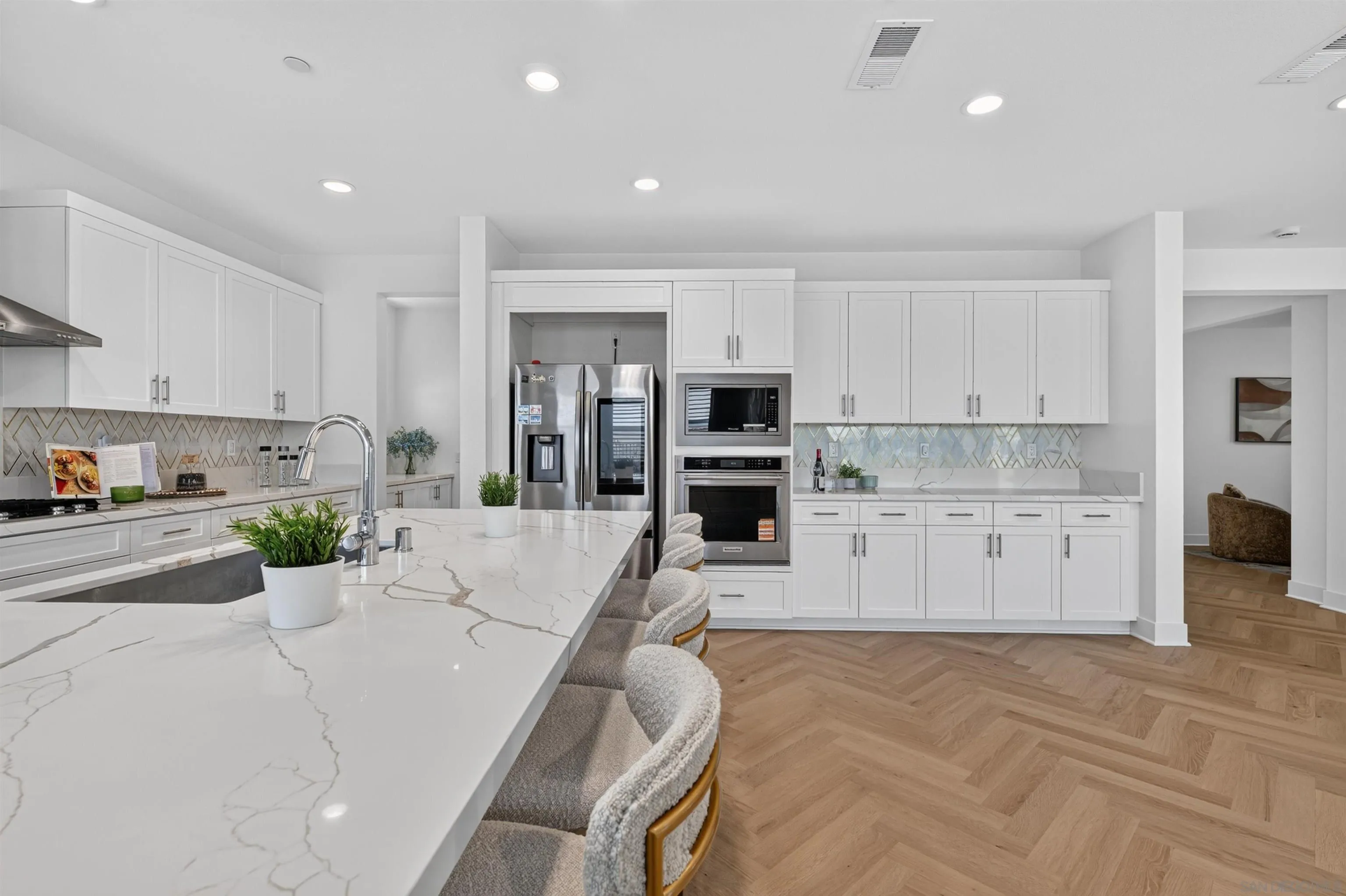 https://cdn.realtyfeed.com/cdn/127/260019380/c9386bb6ca46a1b28537109a5247810c.webp