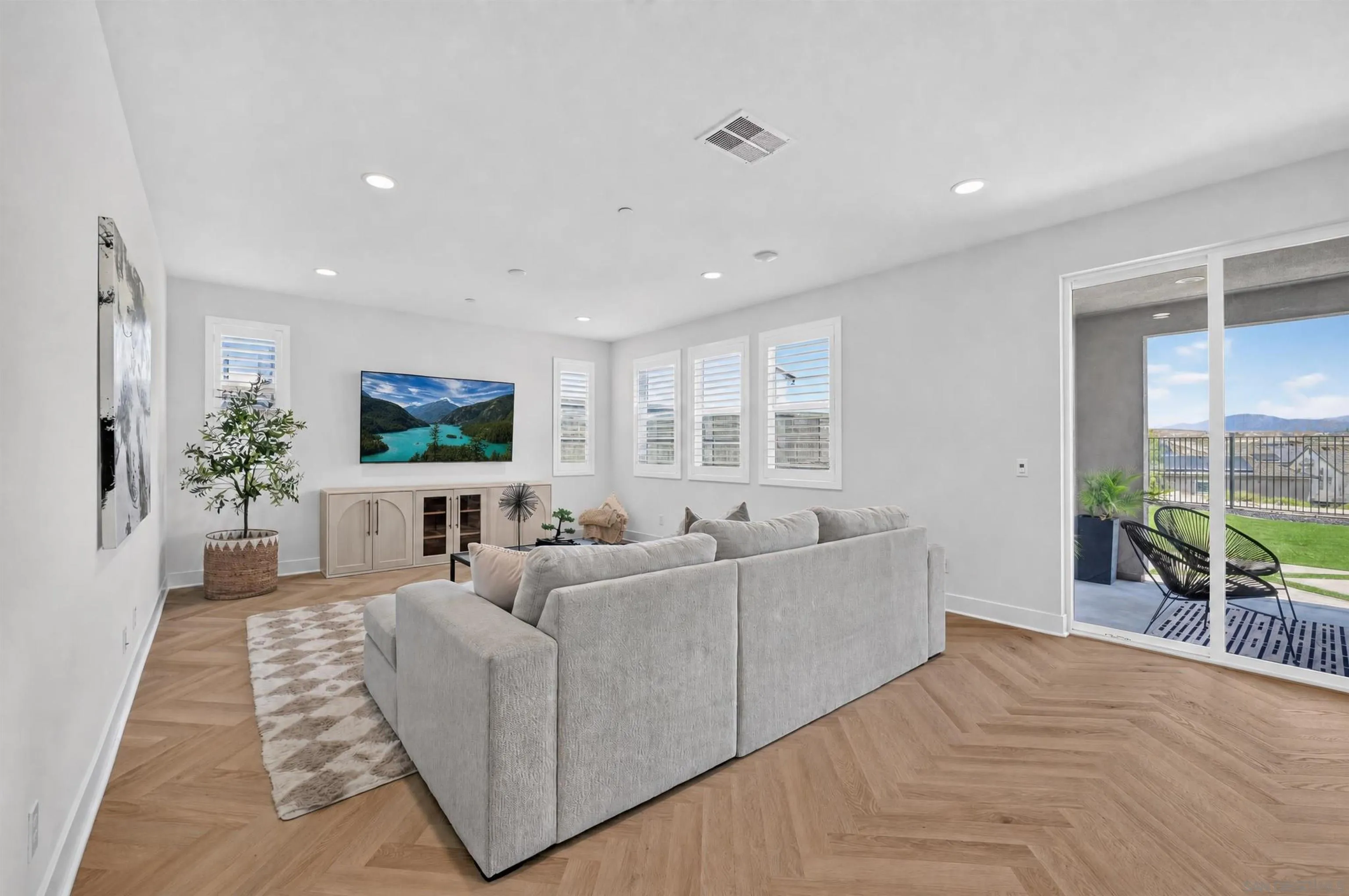 https://cdn.realtyfeed.com/cdn/127/260019380/edfab4b4198705884cee7ddbb9806154.webp