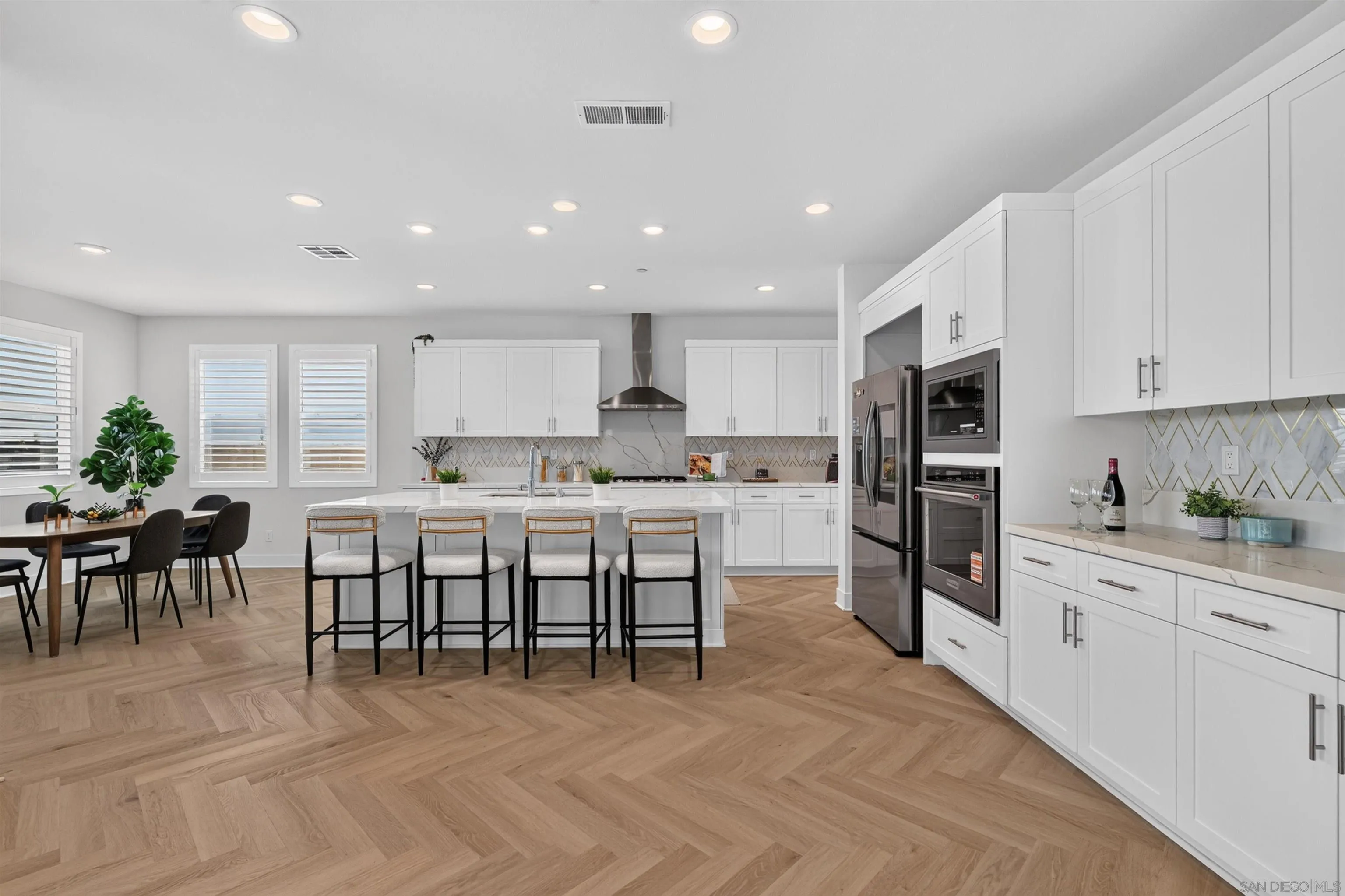 https://cdn.realtyfeed.com/cdn/127/260019380/fa9fc04f32ab2fc212b8fcb89844196f.webp