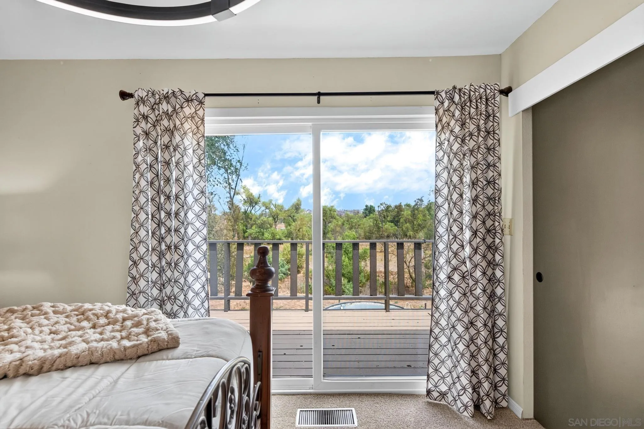 https://cdn.realtyfeed.com/cdn/127/260019384/5abf5cda76bbe1ef0936f39047622898.webp