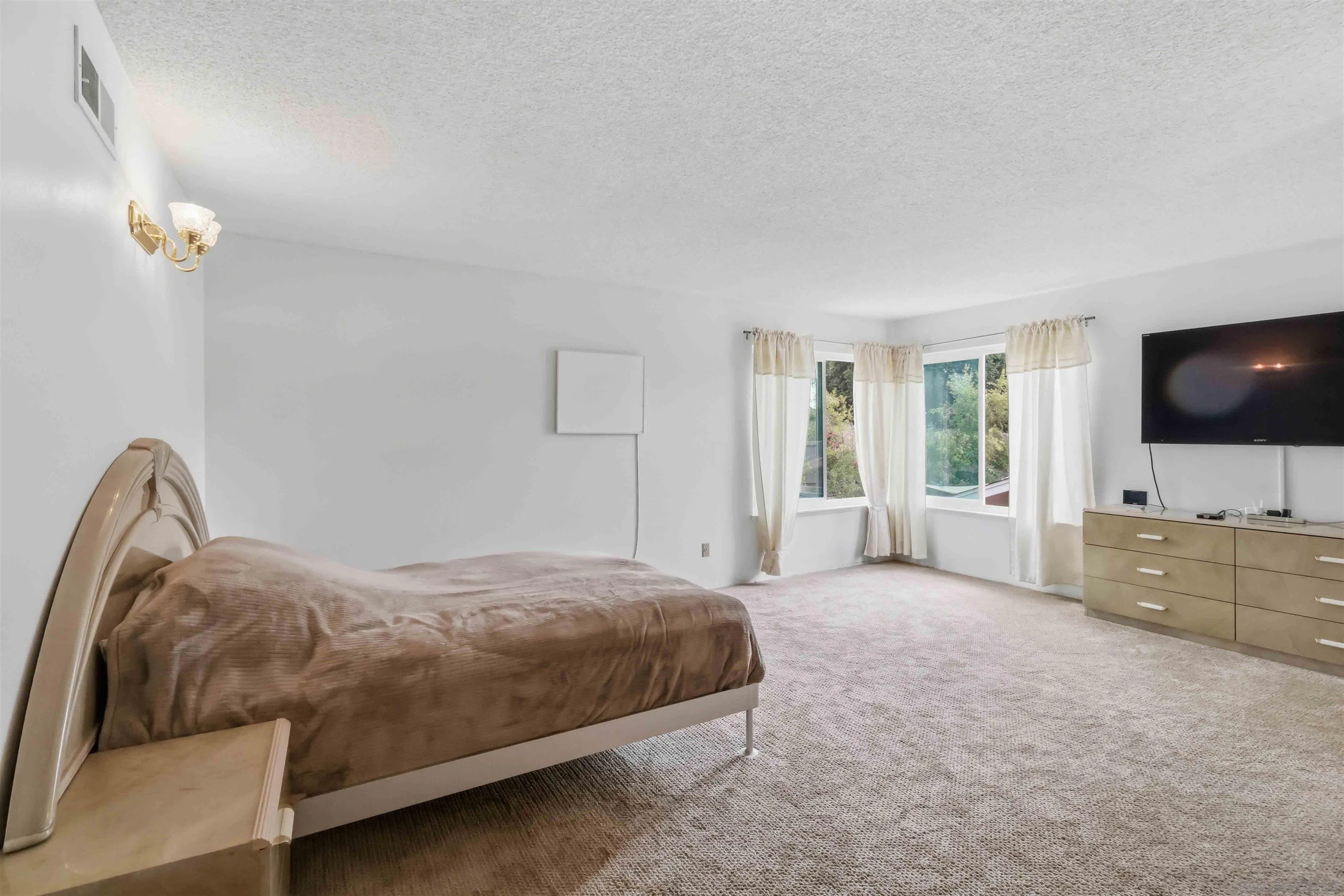 https://cdn.realtyfeed.com/cdn/127/260019386/55b6b14e3dc77044899e68e627181733.webp
