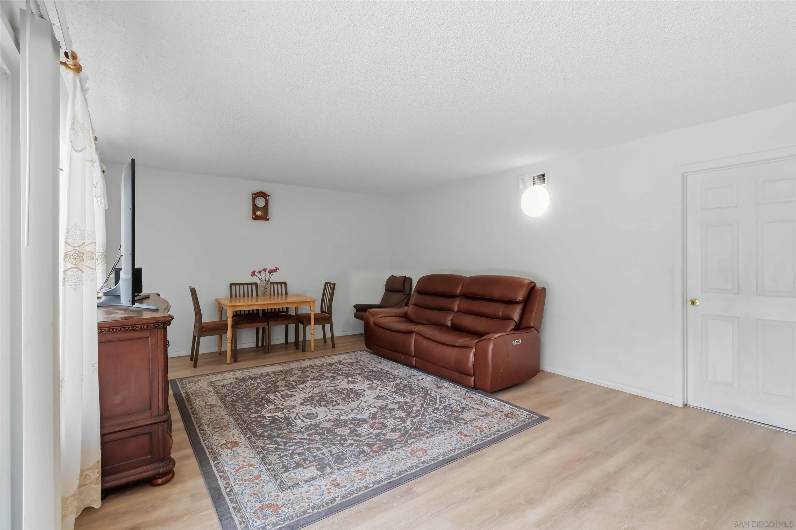 https://cdn.realtyfeed.com/cdn/127/260019386/65b2d82d7da17b819f141fa85a3d44f9.webp