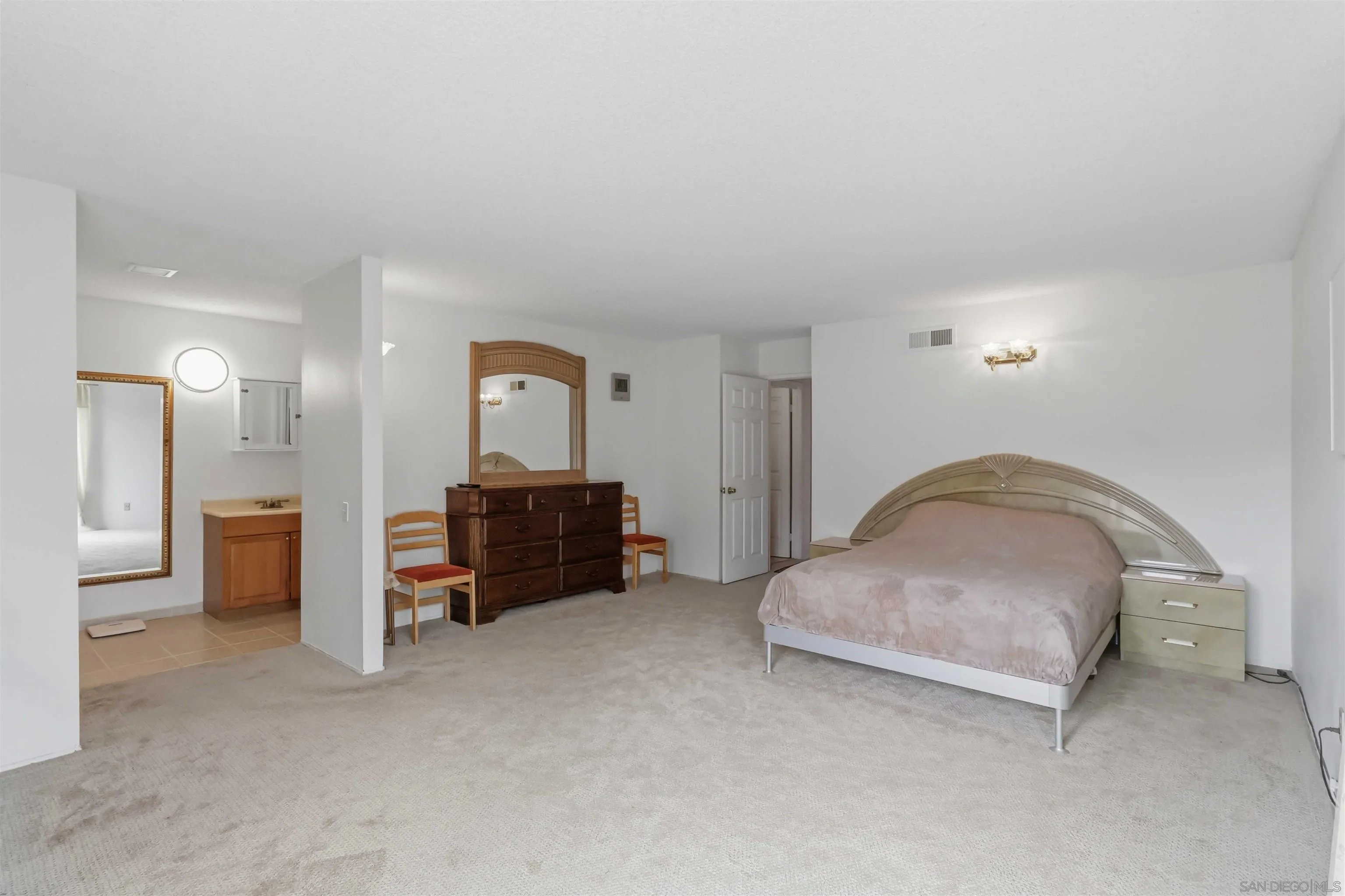 https://cdn.realtyfeed.com/cdn/127/260019386/985424087ccc840b1429059e01272c3f.webp