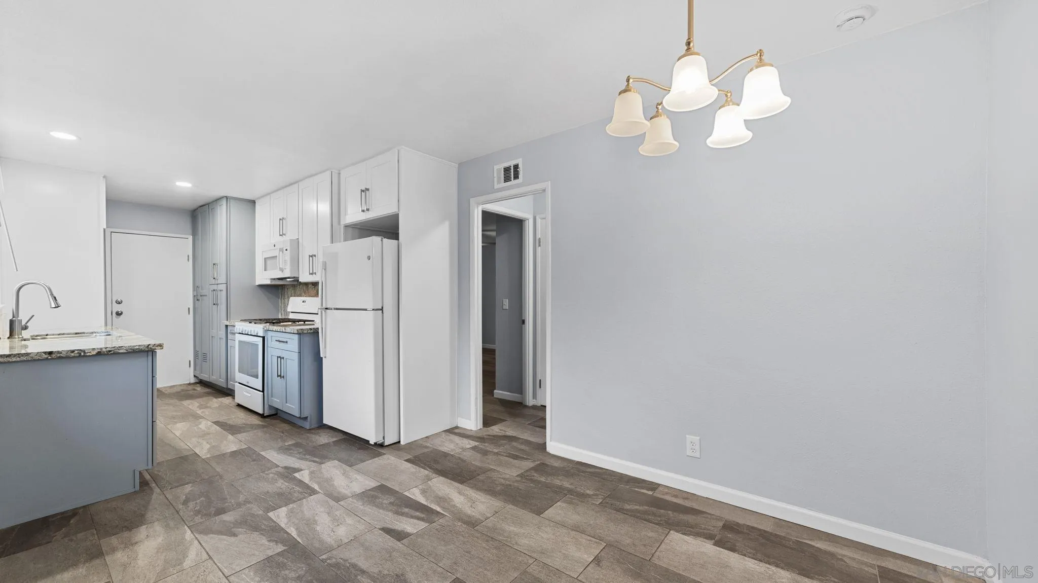 https://cdn.realtyfeed.com/cdn/127/260019393/1c3d999f7200052688abb072fa772d61.webp