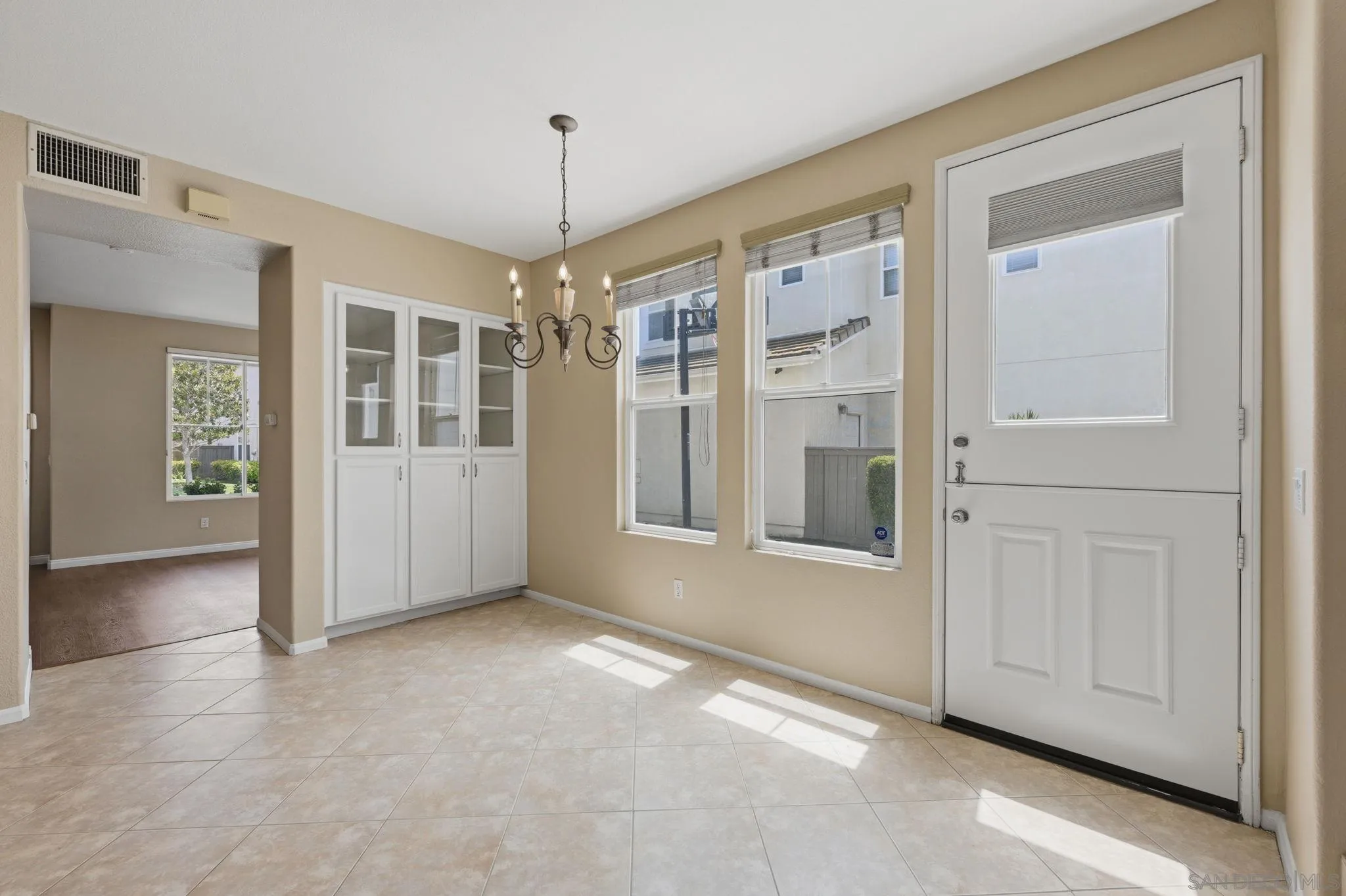 https://cdn.realtyfeed.com/cdn/127/260019398/6eaf564f01f3d59956b31d27c03998e2.webp