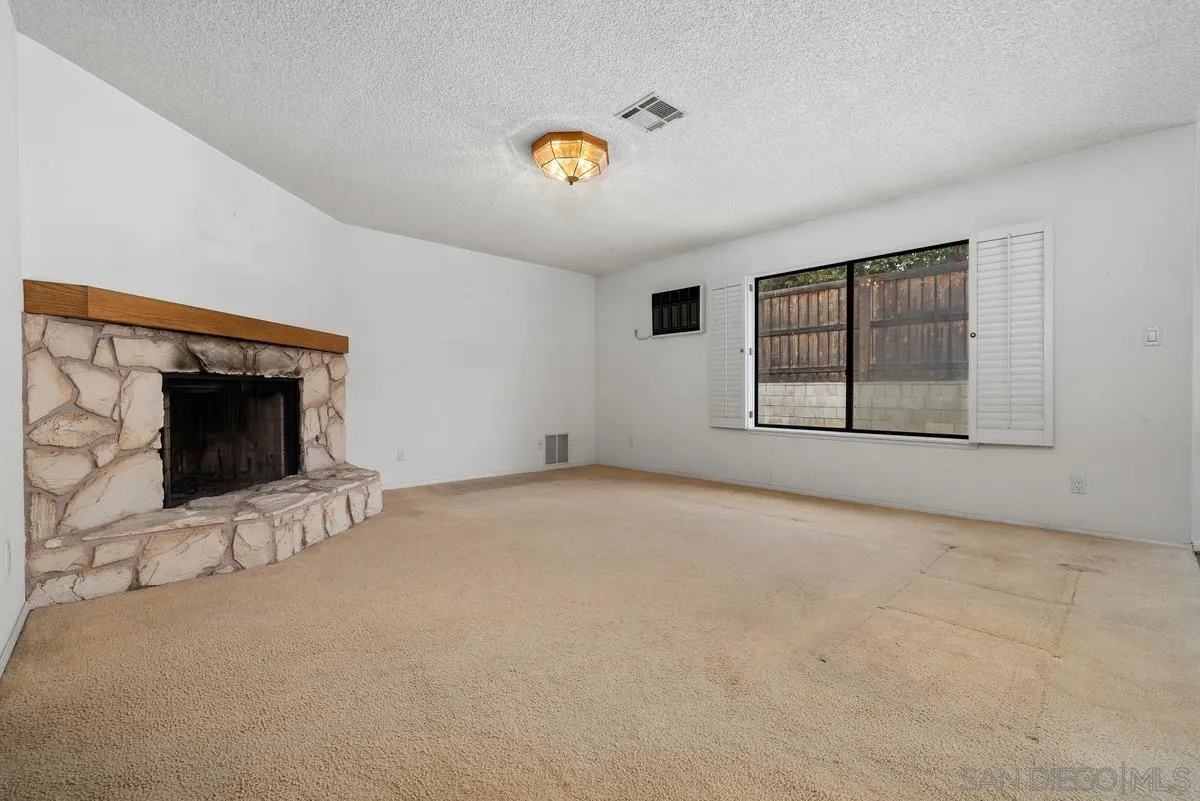 https://cdn.realtyfeed.com/cdn/127/260019400/ef787b7b28d26fcf0878f0d53974075c.webp