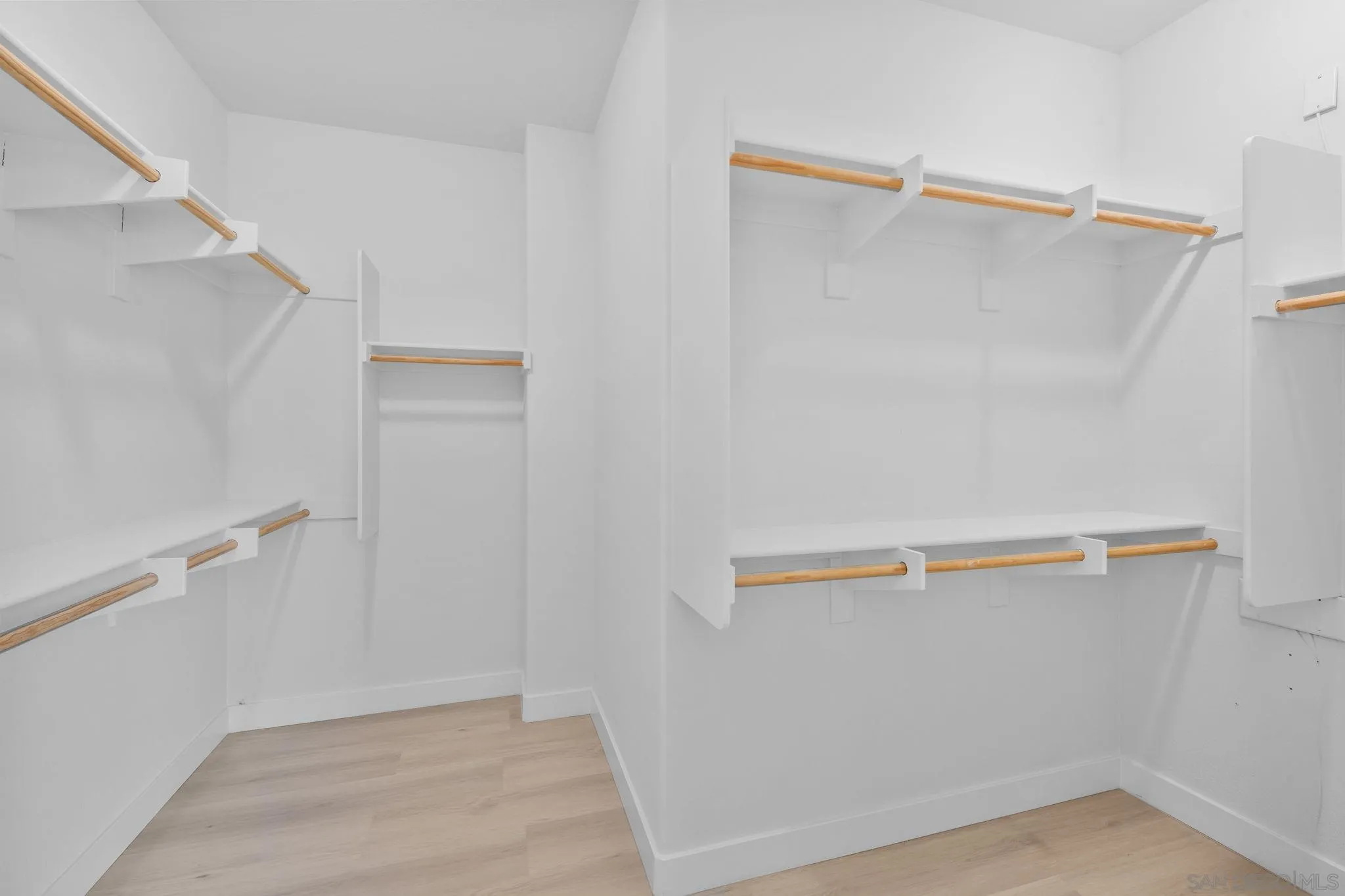 https://cdn.realtyfeed.com/cdn/127/260019403/1b2e452bbc6b224cd7974a7afed581c1.webp