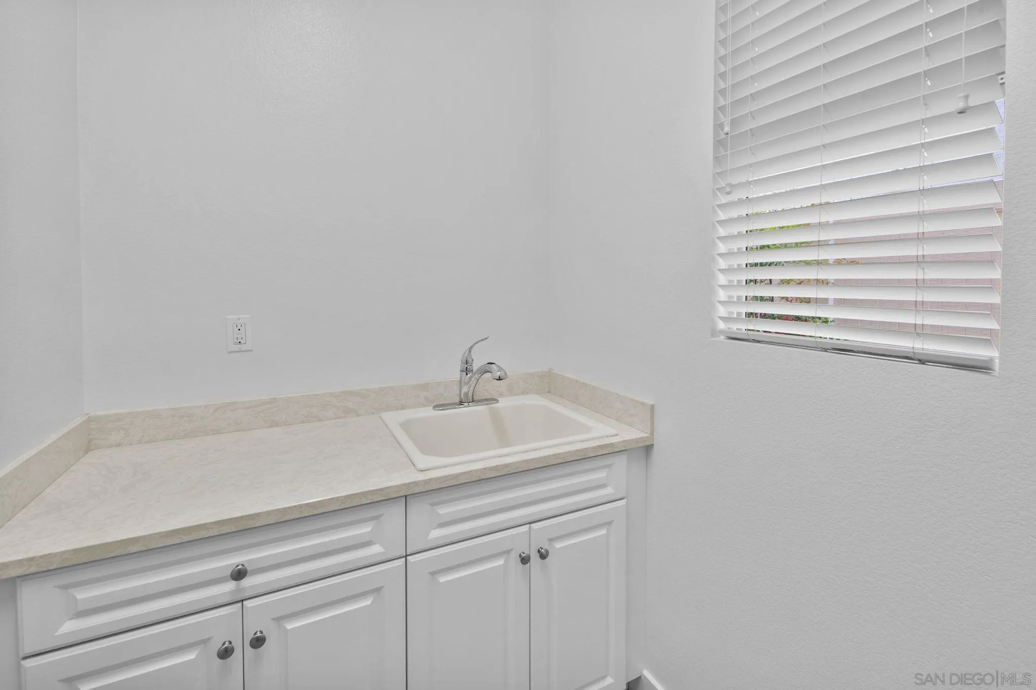 https://cdn.realtyfeed.com/cdn/127/260019403/35f11cba04dc969f558abddced446a56.webp