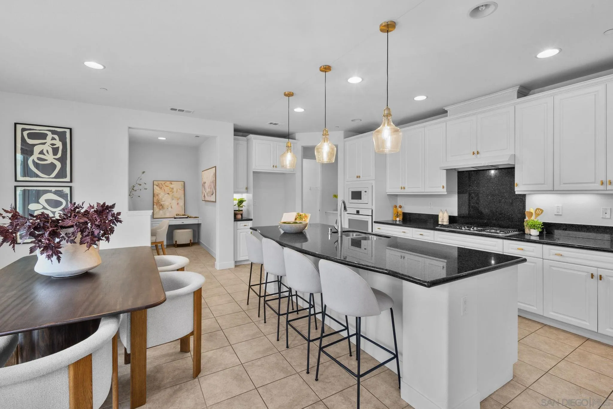 https://cdn.realtyfeed.com/cdn/127/260019403/bf8881a87f4143e6c9491b45e103e682.webp