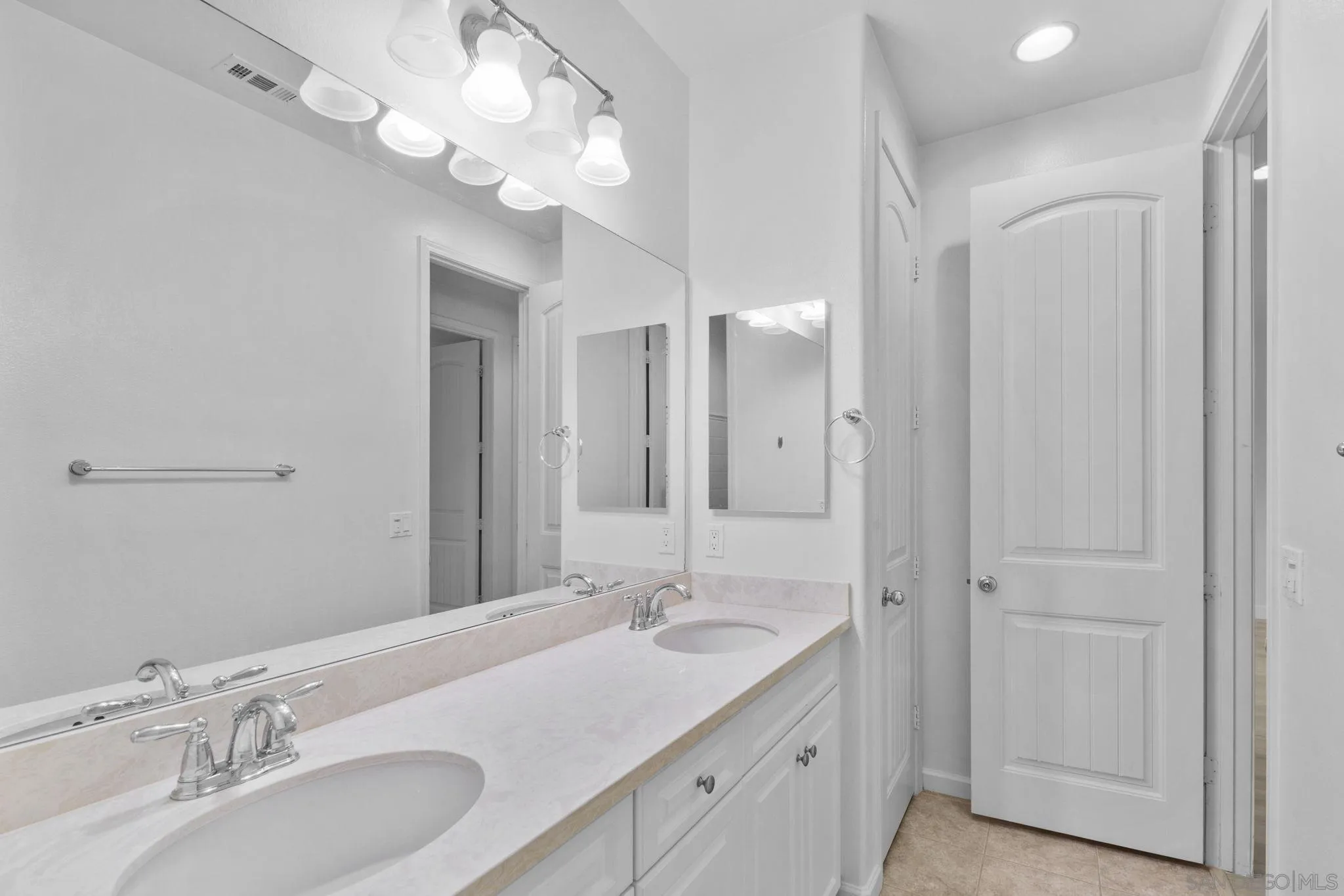 https://cdn.realtyfeed.com/cdn/127/260019403/e9864ebfeede22f82988618dde605d9a.webp