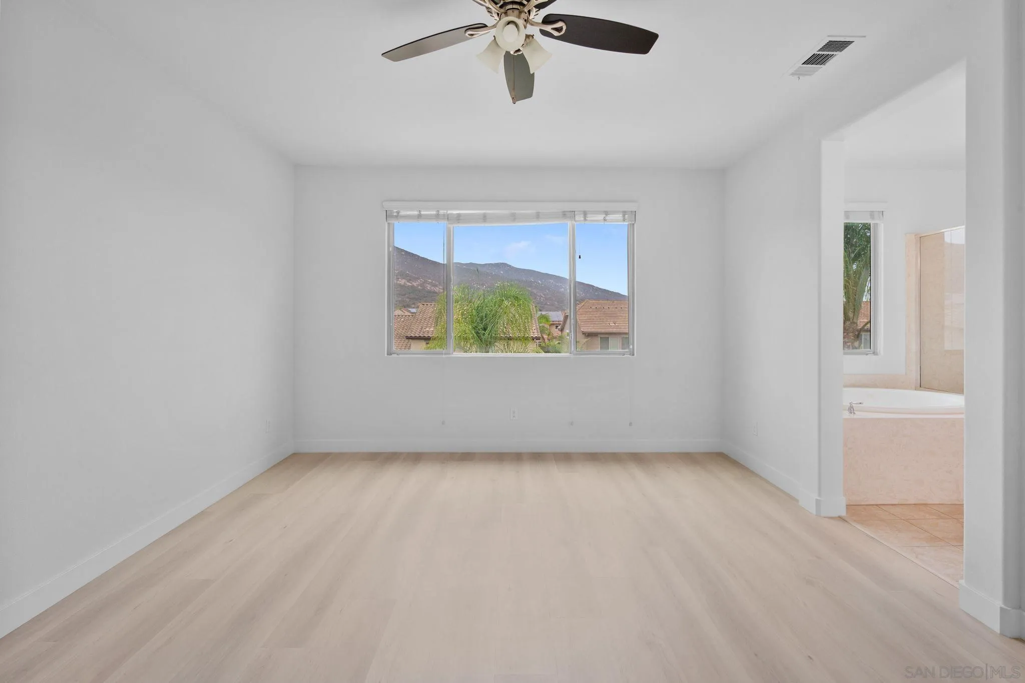 https://cdn.realtyfeed.com/cdn/127/260019403/ebe27d80ae93a35180ec1a5ac65b9bc0.webp