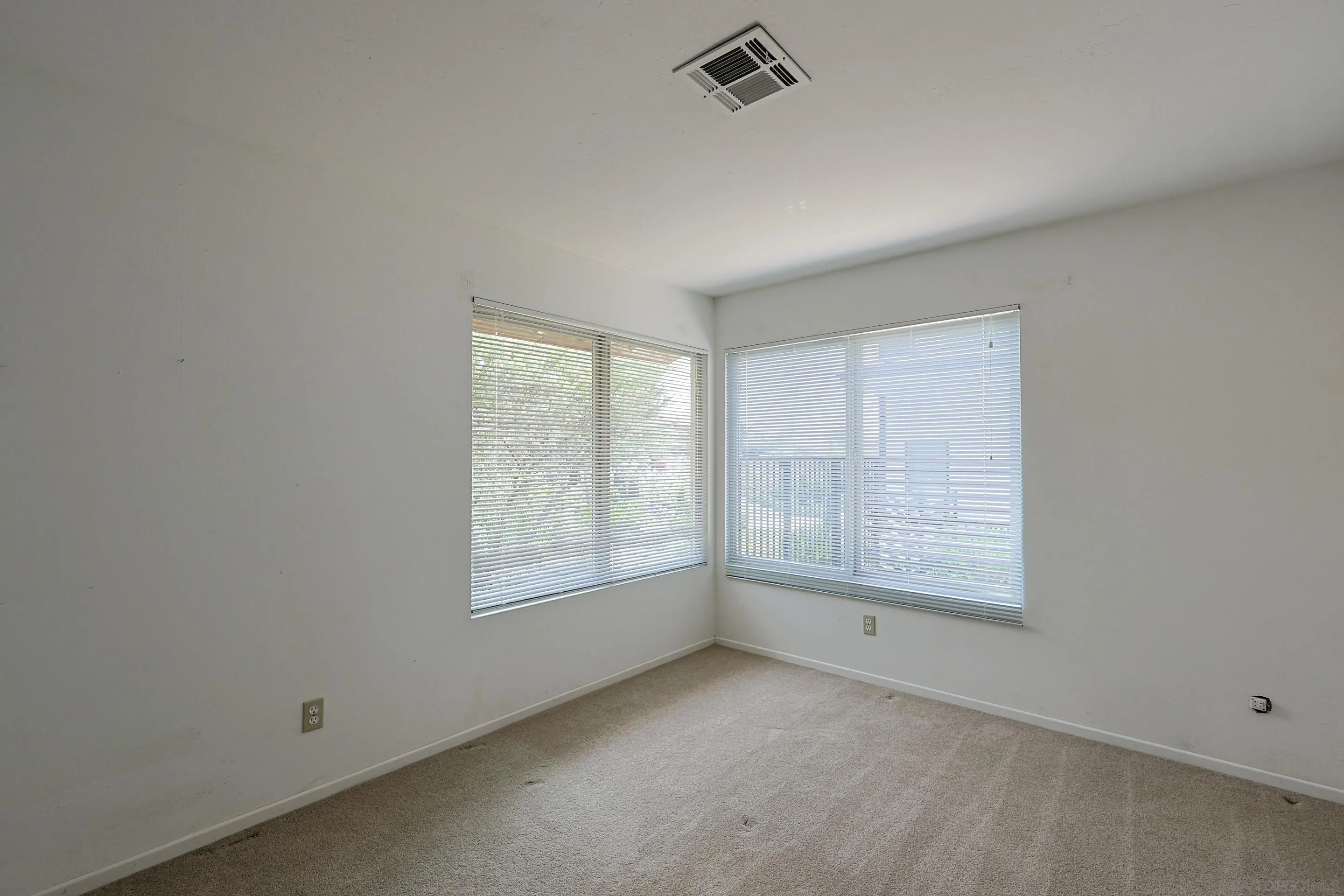 https://cdn.realtyfeed.com/cdn/127/260019415/026b4ec39ff3de05409a9fd7cd3ae67d.webp
