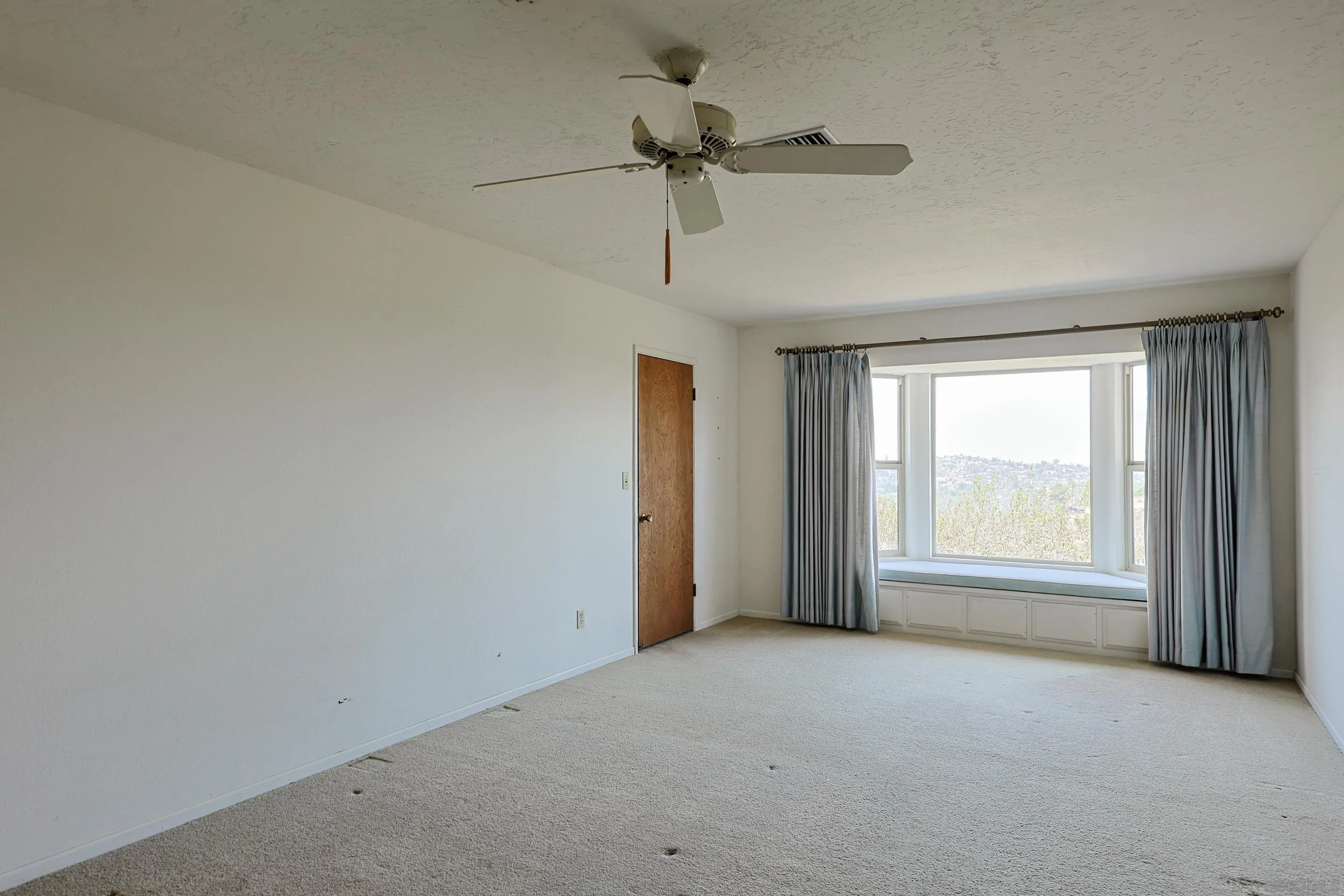 https://cdn.realtyfeed.com/cdn/127/260019415/173c84faf508cff87f86f29fb554e5c3.webp