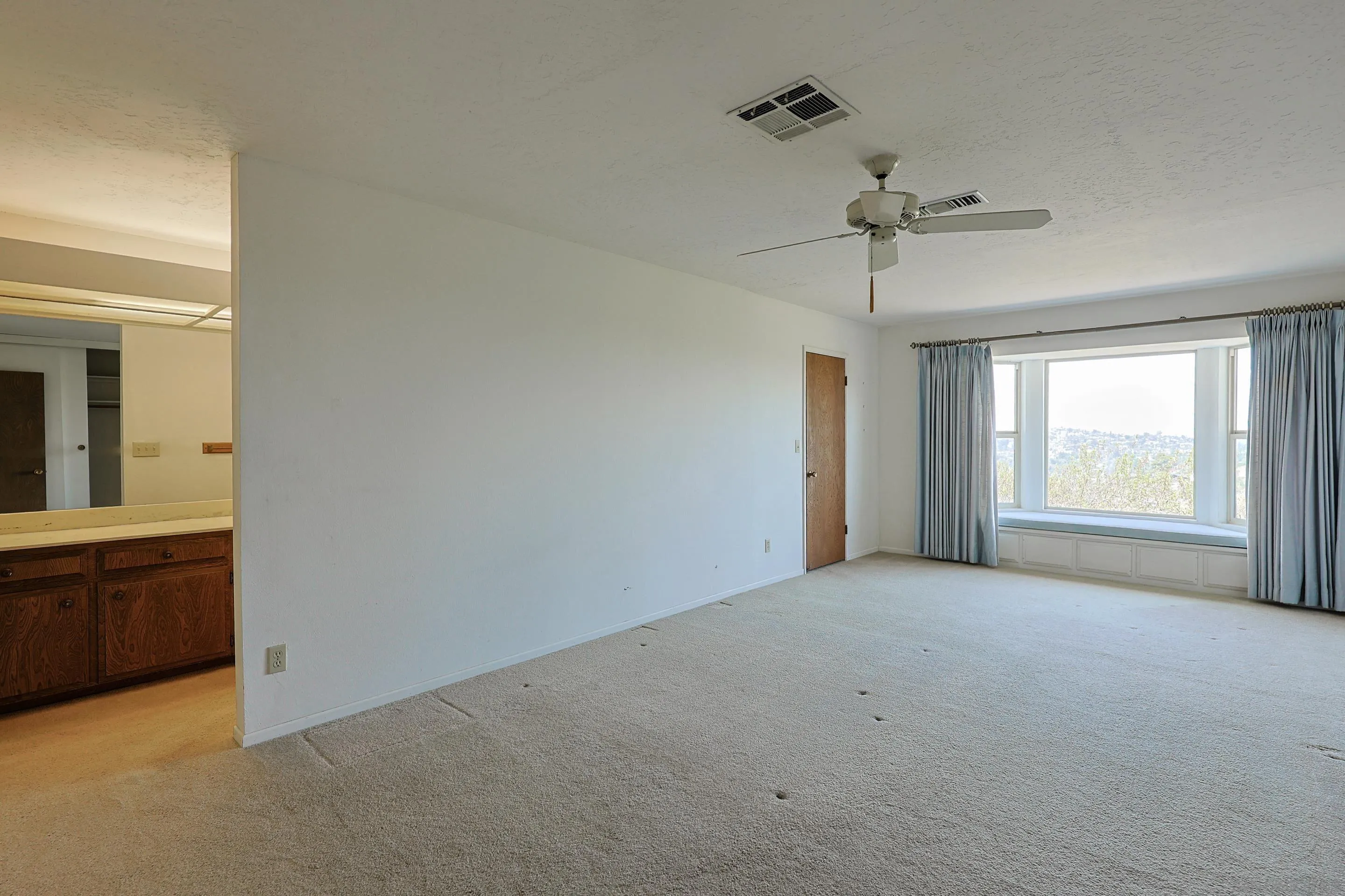https://cdn.realtyfeed.com/cdn/127/260019415/4505460fa6cb449d03944ac28f29dbab.webp