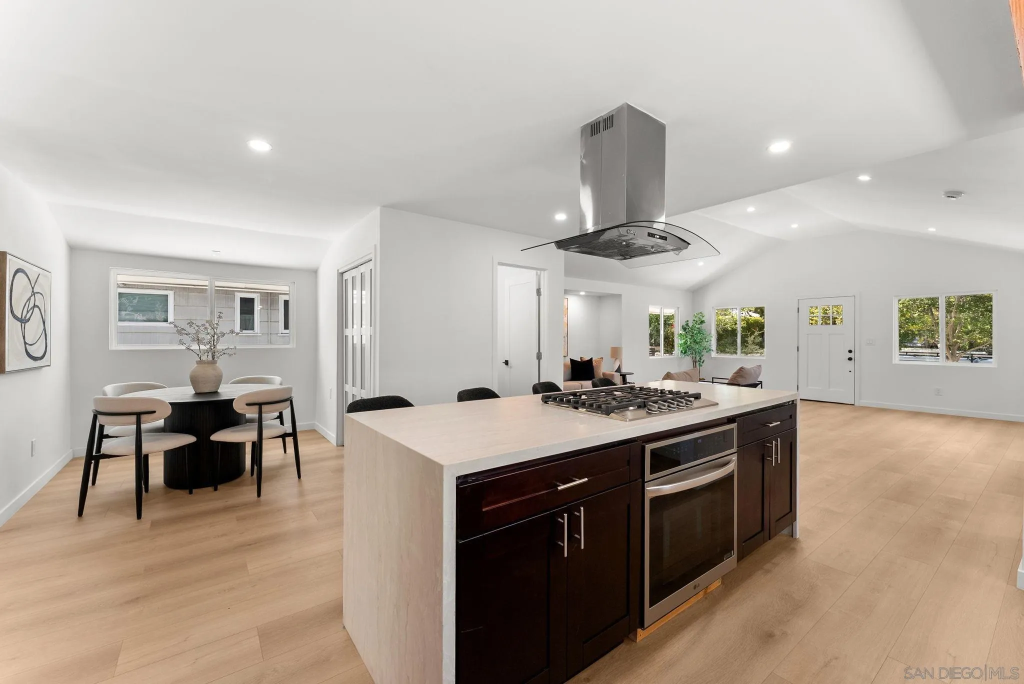 https://cdn.realtyfeed.com/cdn/127/260019424/bdad531f9223cfc7fb161059a57a4498.webp