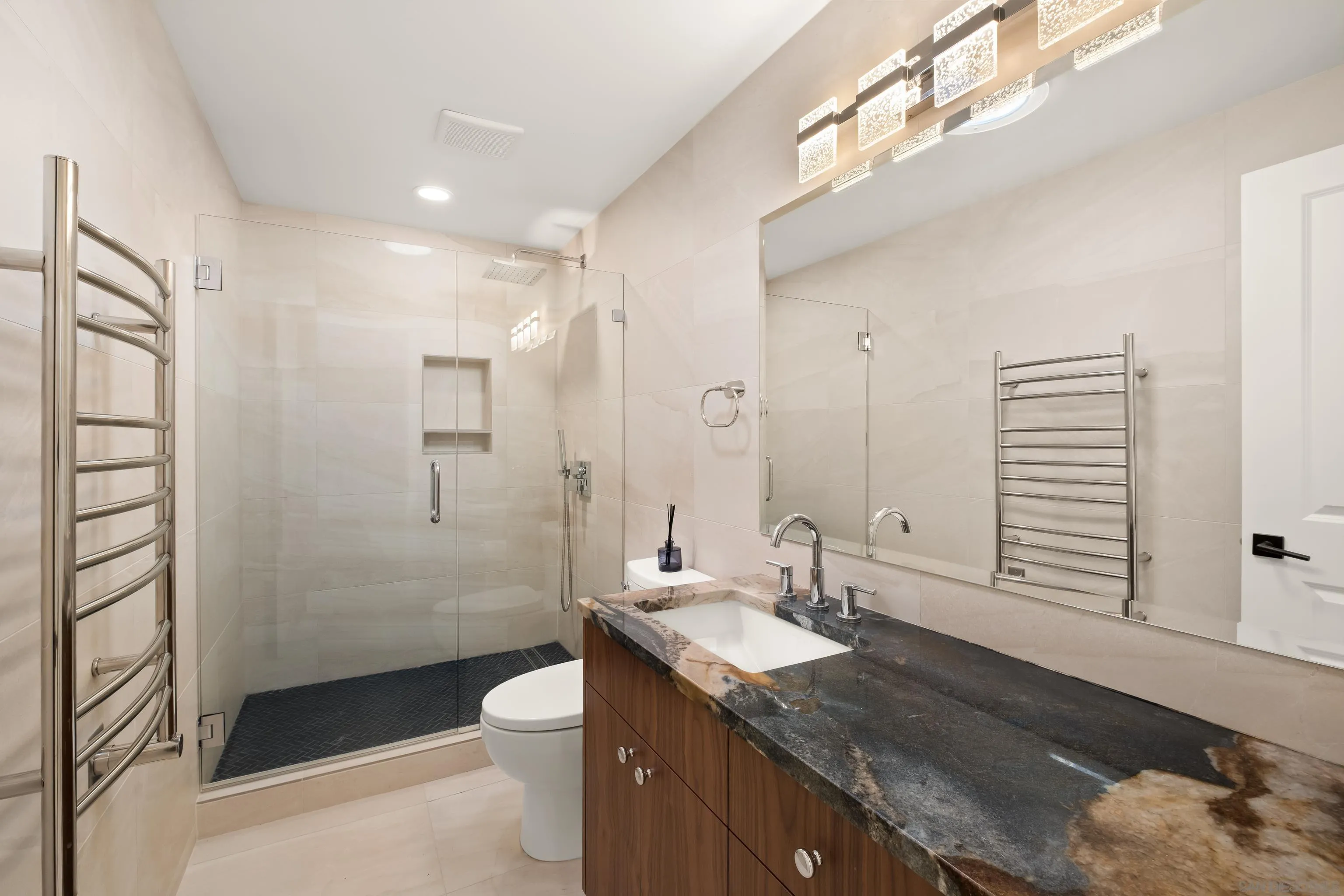 https://cdn.realtyfeed.com/cdn/127/260019438/5cbd2eff3364e424c600d077fda51c85.webp