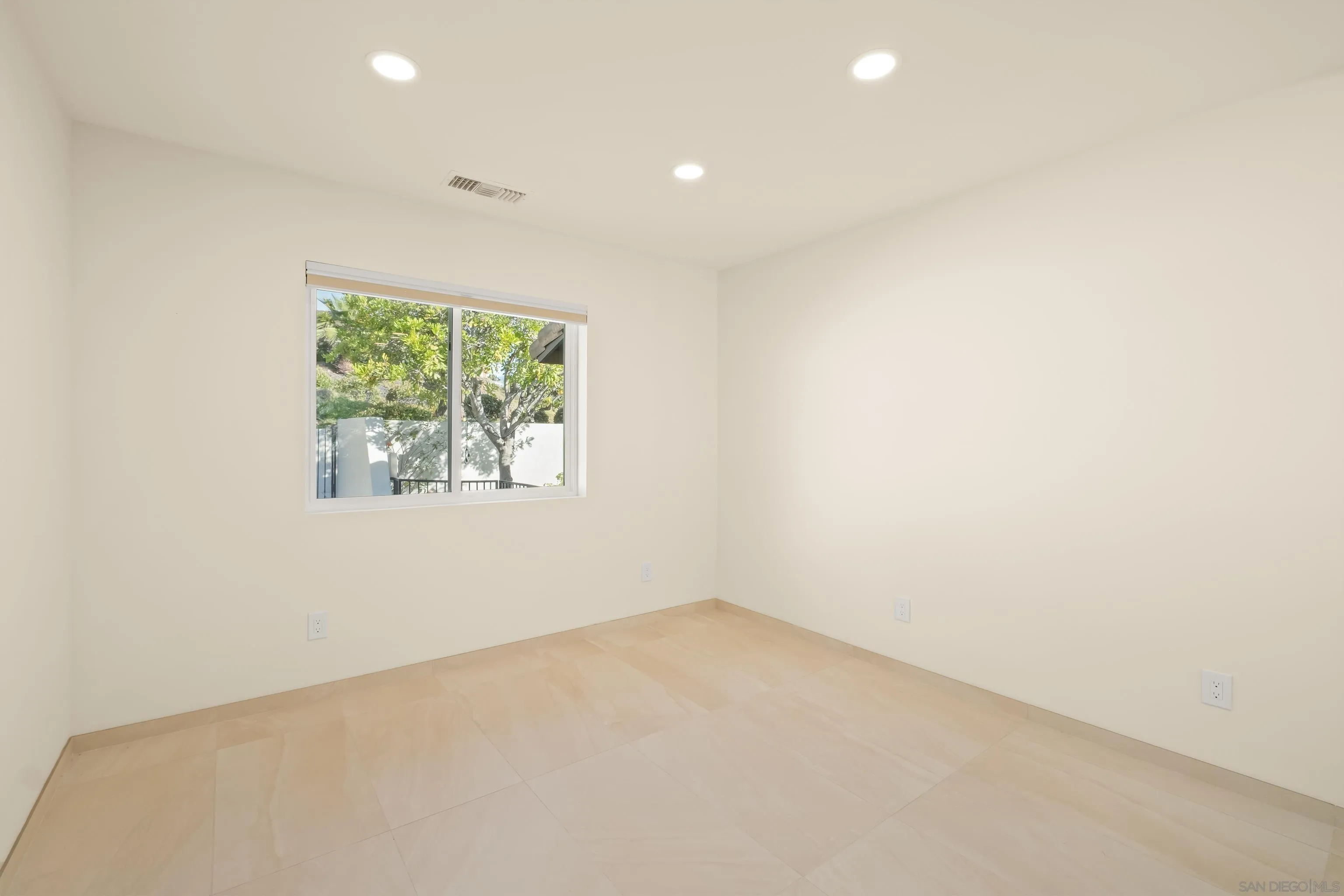 https://cdn.realtyfeed.com/cdn/127/260019438/eb86cb60788e2202a97b5939393ad399.webp