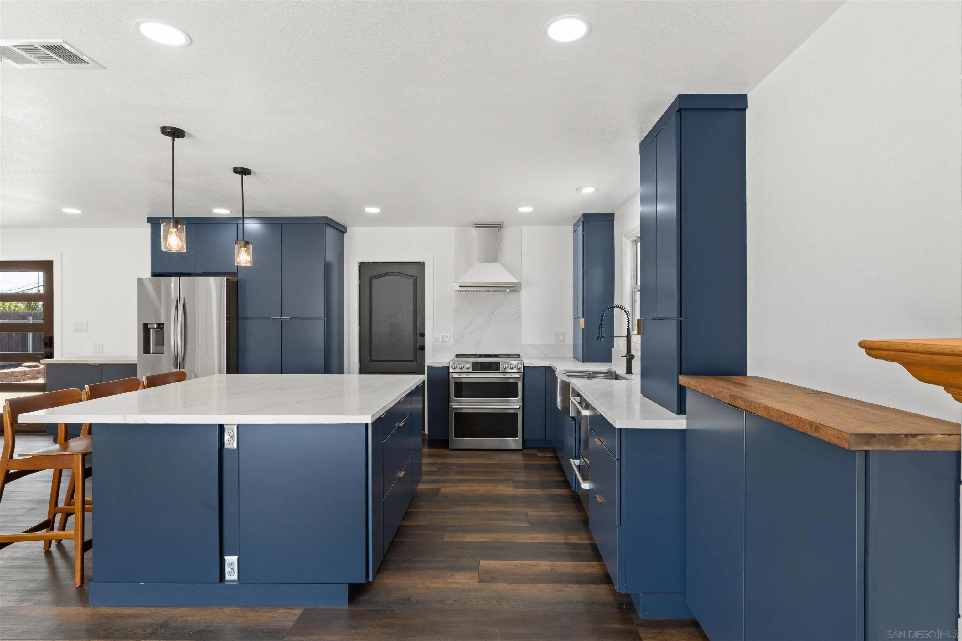 https://cdn.realtyfeed.com/cdn/127/260019444/f176a674bd4e59428e887f5ad6ec1f49.webp