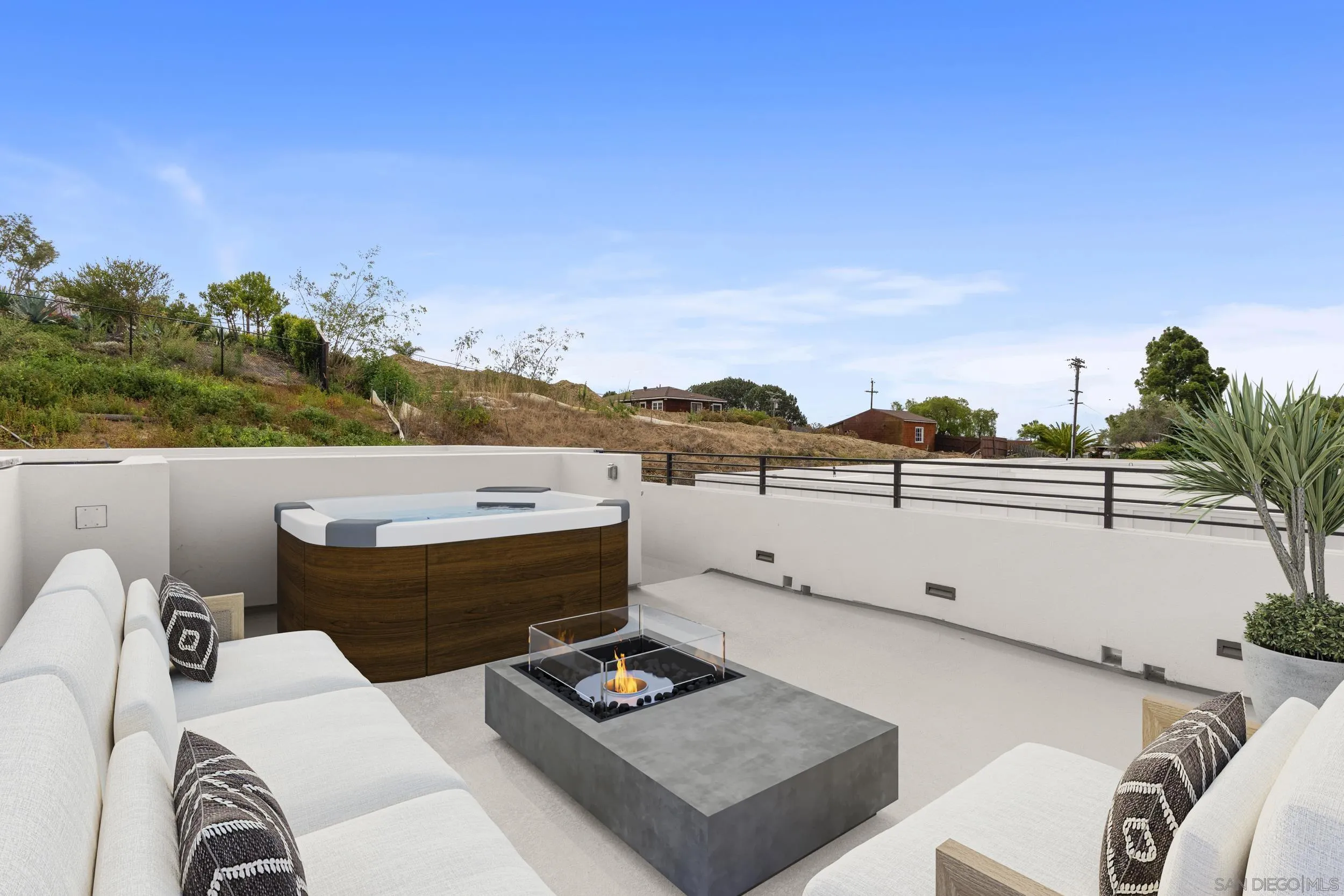 https://cdn.realtyfeed.com/cdn/127/260019450/70fed423134616bcac8f577276e05d37.webp