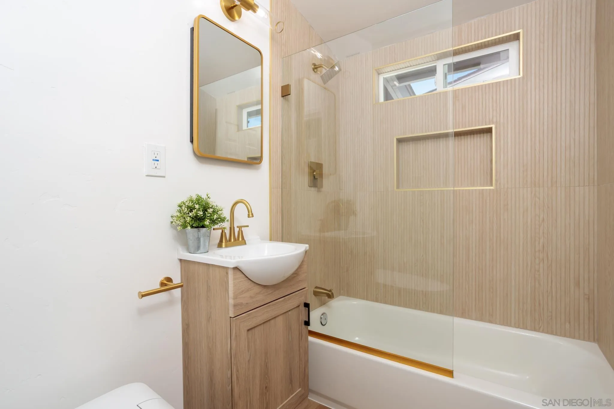 https://cdn.realtyfeed.com/cdn/127/260019456/8f438f16b7c8c18706976b96bb7e00d4.webp