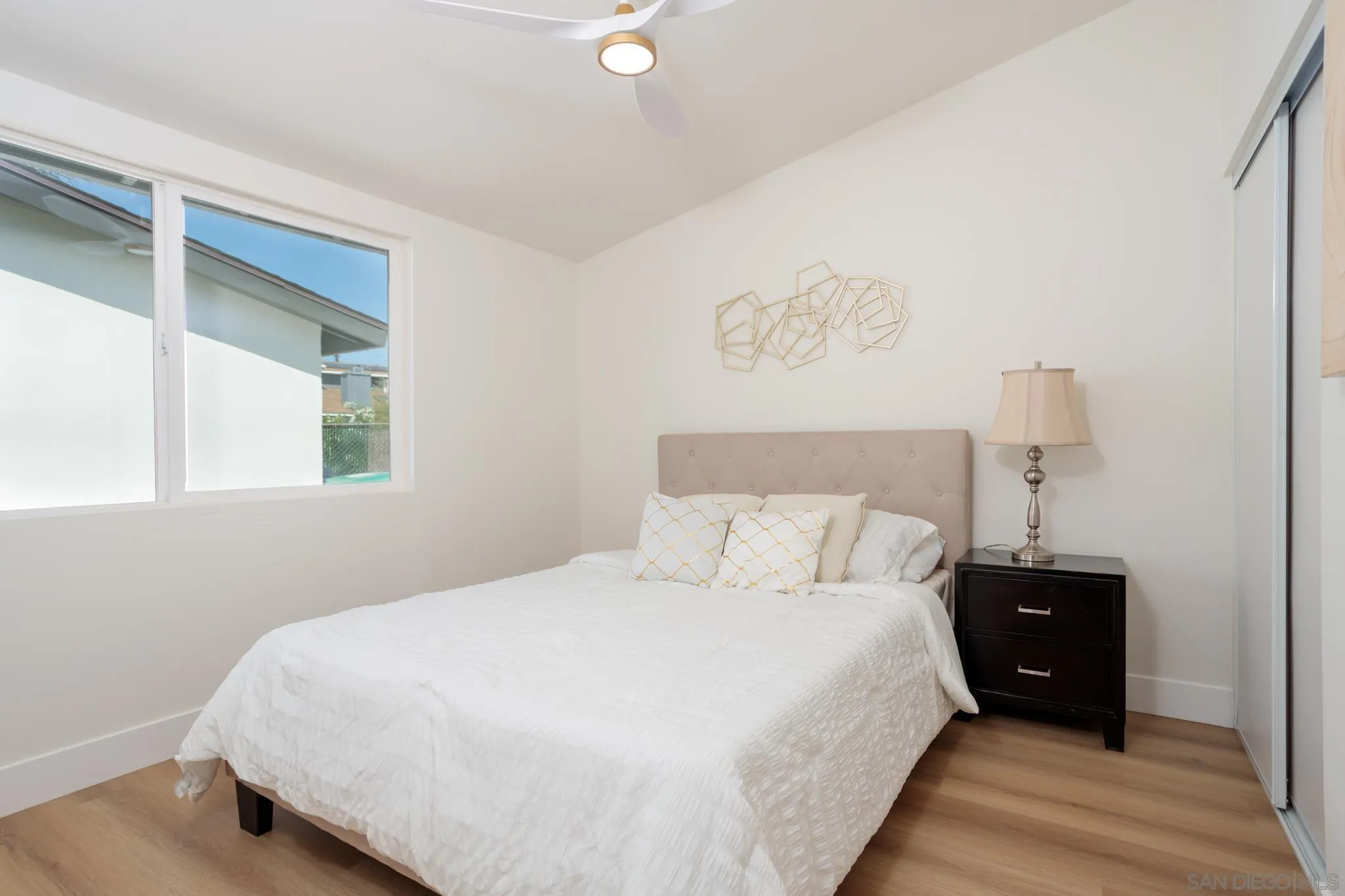 https://cdn.realtyfeed.com/cdn/127/260019456/c3e9072e1db2bae0b598f37a3e0b056e.webp
