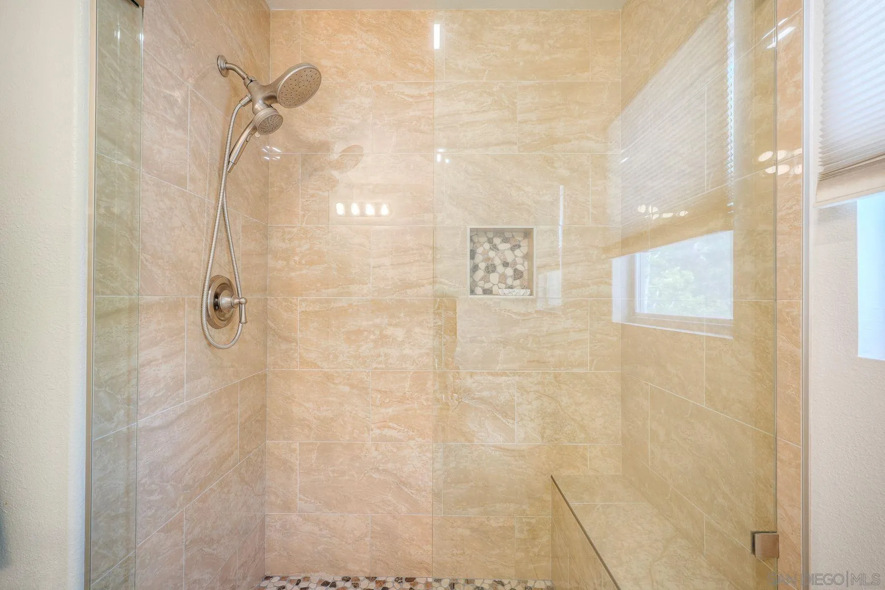 https://cdn.realtyfeed.com/cdn/127/260019459/ededa9a4d31b6a344fa06a641f78a577.webp